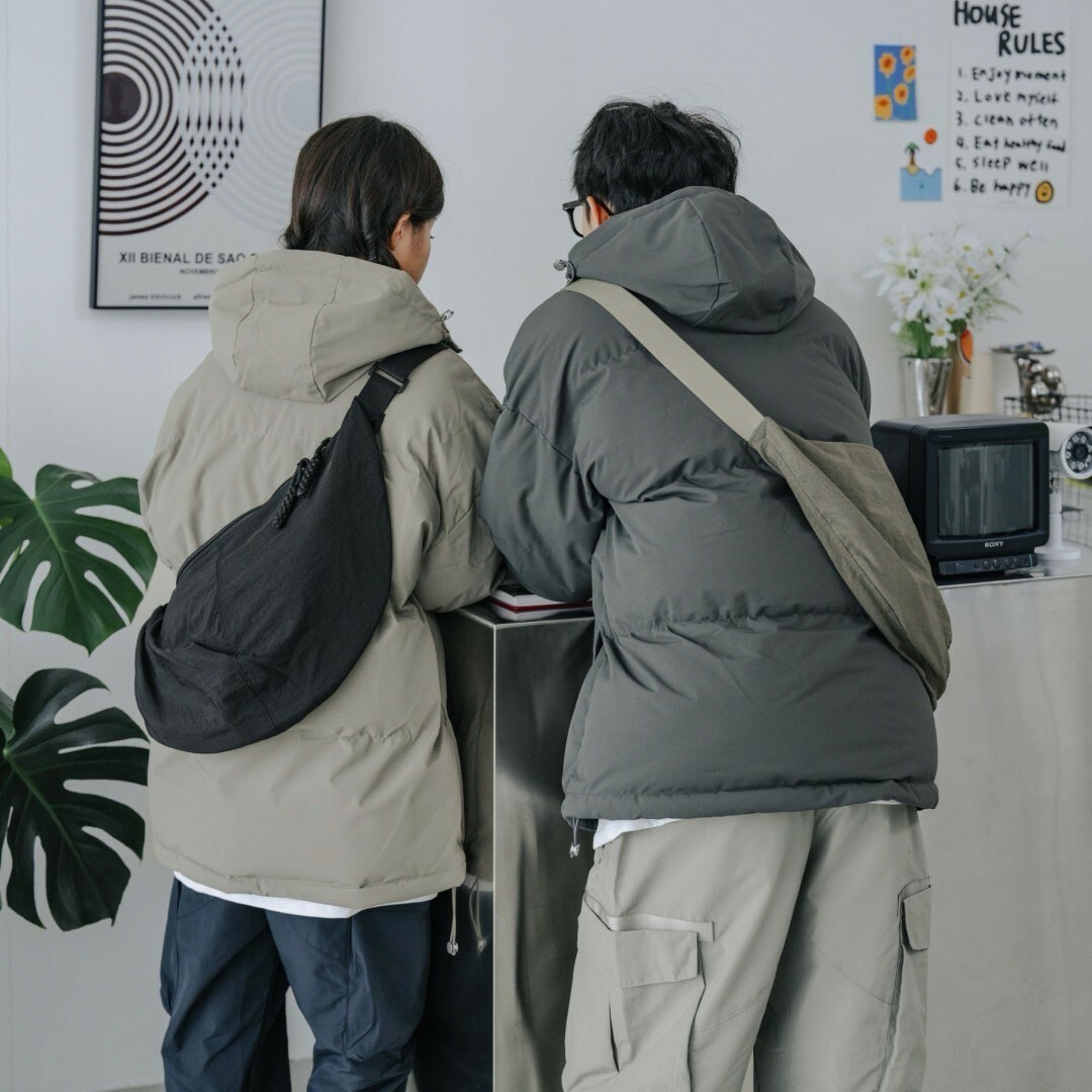 男模和女模背著半月型日系斜挎包灰綠色及黑色背面照