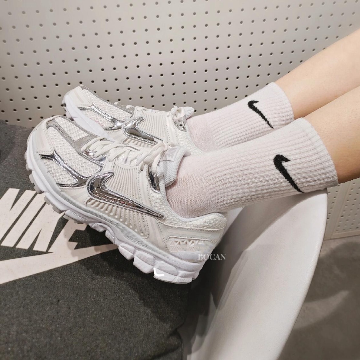 <最新發售> NIKE ZOOM VOMERO 5 "CHROME TOE" 仙女白銀 HF7723-100