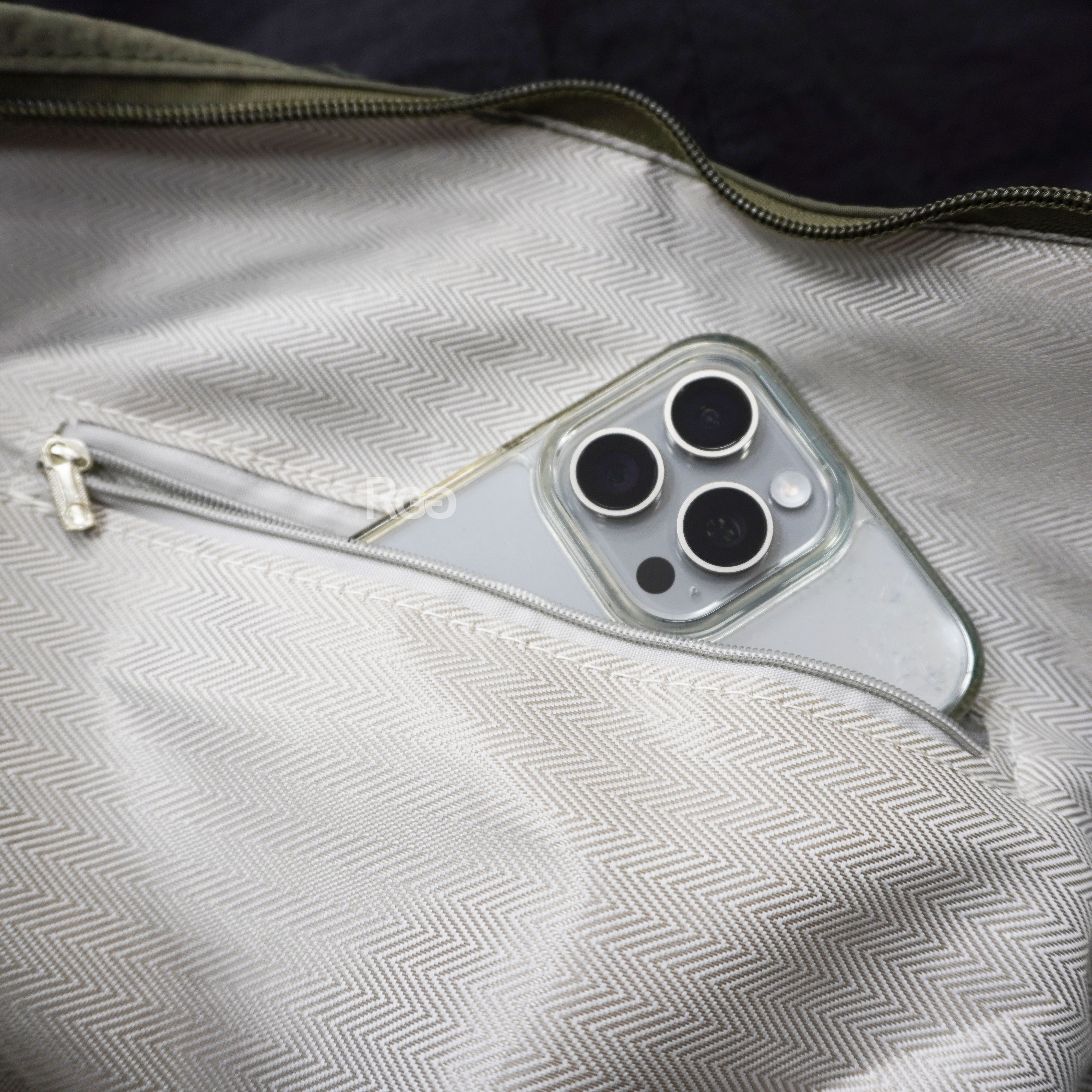 半月型日系斜挎包拉鍊夾層示意照