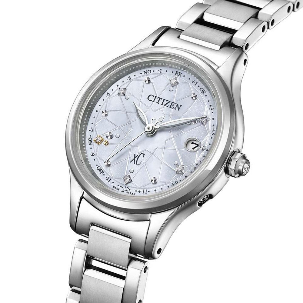 萬年鐘錶 - Citizen 星辰錶  XC  限量太陽光芒圖騰錶面鈦金屬光動能電波女錶  ES9490-87D 錶徑27MM