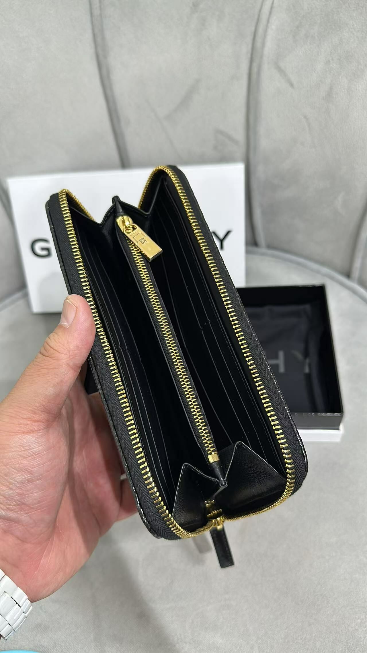 Givenchy 黑色拉鍊logo長銀包  -M