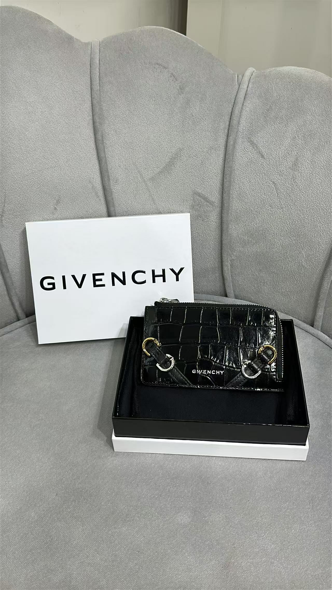 givenchy 鱷魚壓紋拉鍊卡包 -M