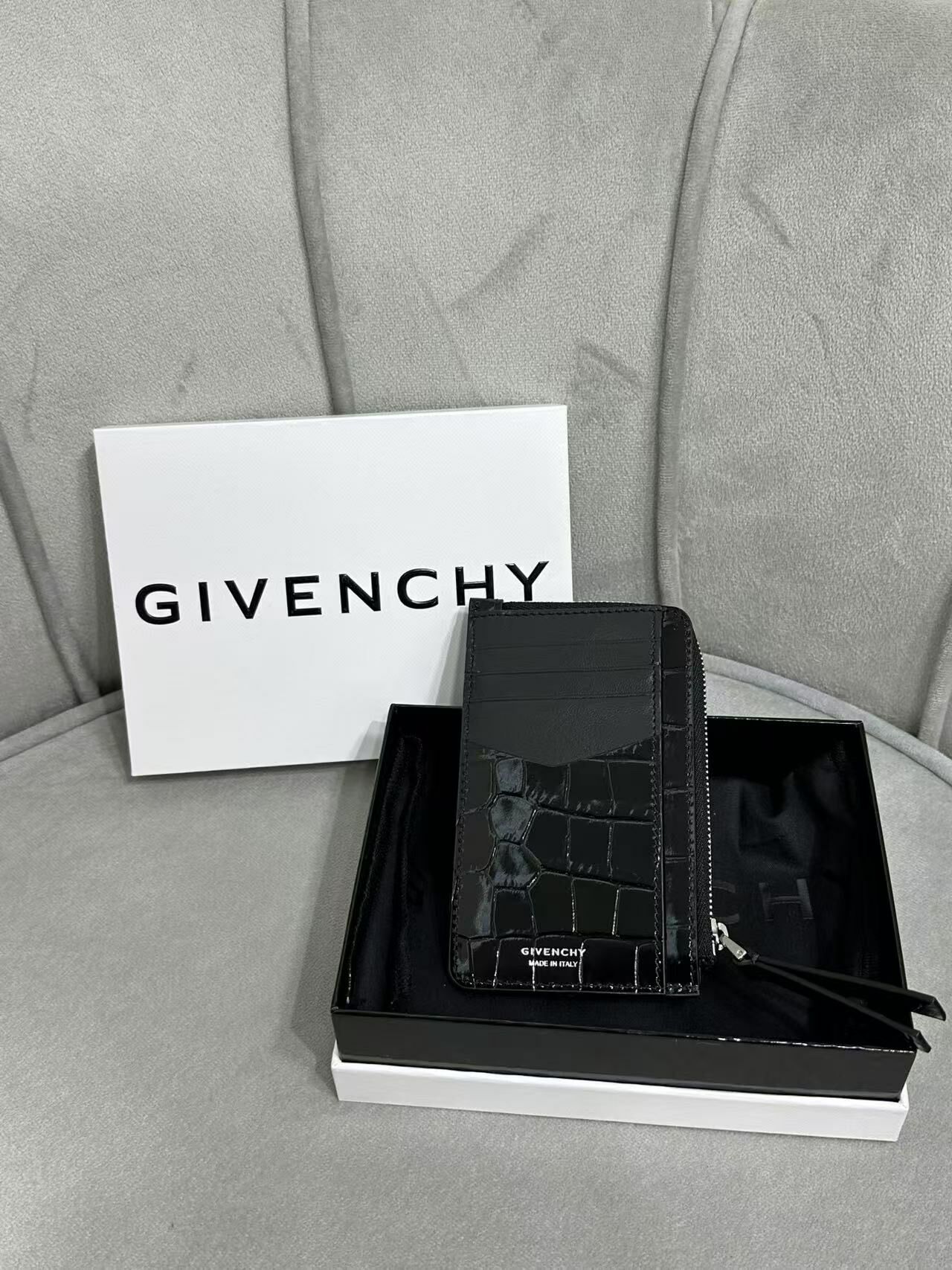 givenchy 鱷魚壓紋拉鍊卡包 -M