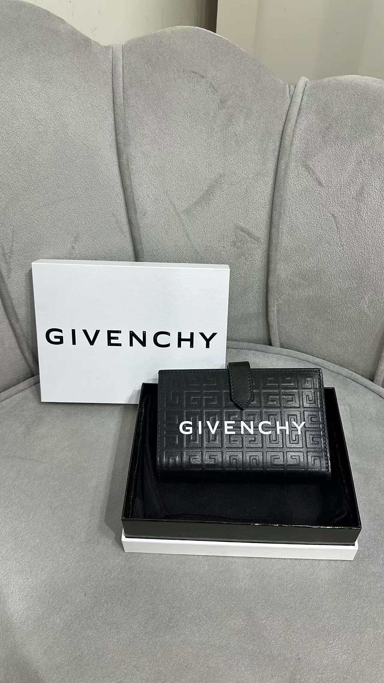 givenchy 啪鈕銀包 F2 -M