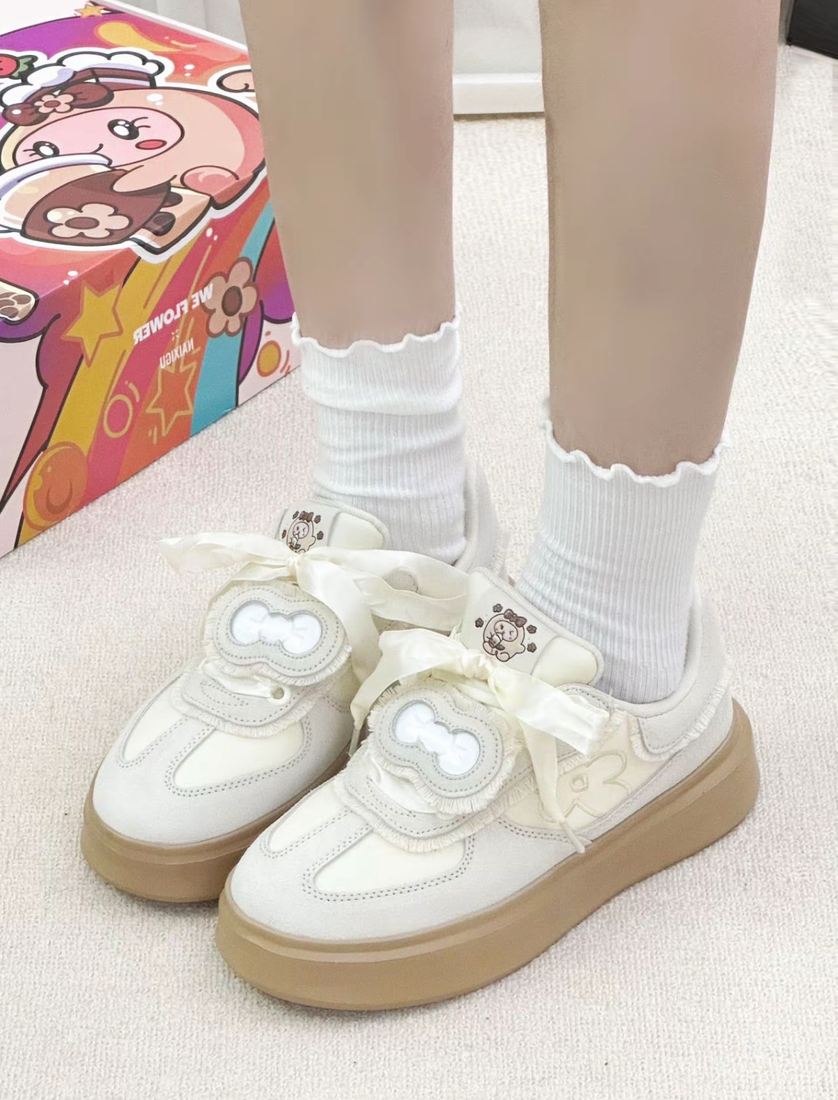 娜小古 x We Flower IP聯名 小花鞋 解構 毛邊 麂皮 焦糖底 厚底 德訓鞋 奶茶色 /預購