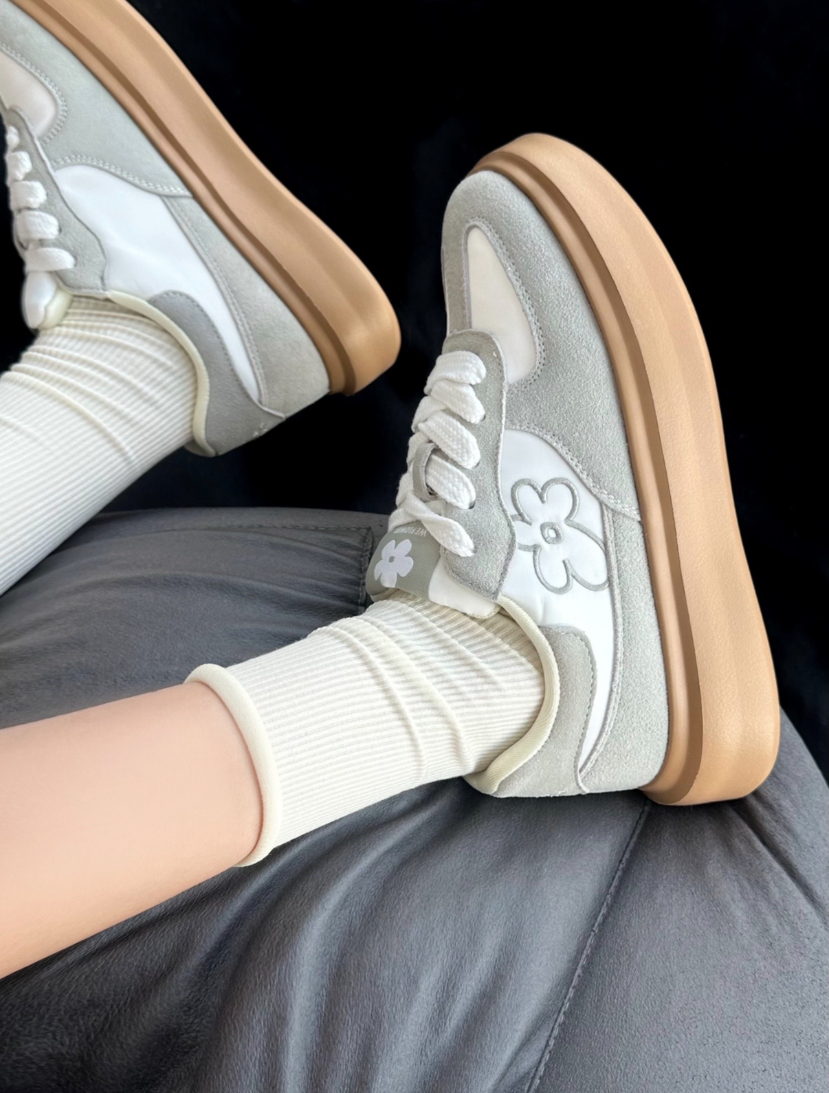 娜小古 x We Flower 小花鞋 解構 毛邊 麂皮 焦糖底 厚底 德訓鞋 典雅灰/預購