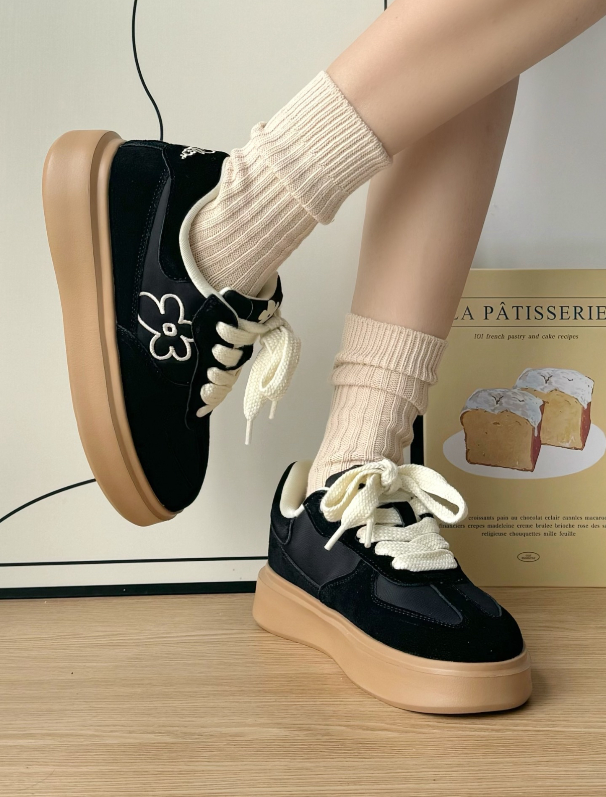 娜小古 x We Flower 小花鞋 解構 毛邊 麂皮 焦糖底 厚底 德訓鞋 經典黑/預購