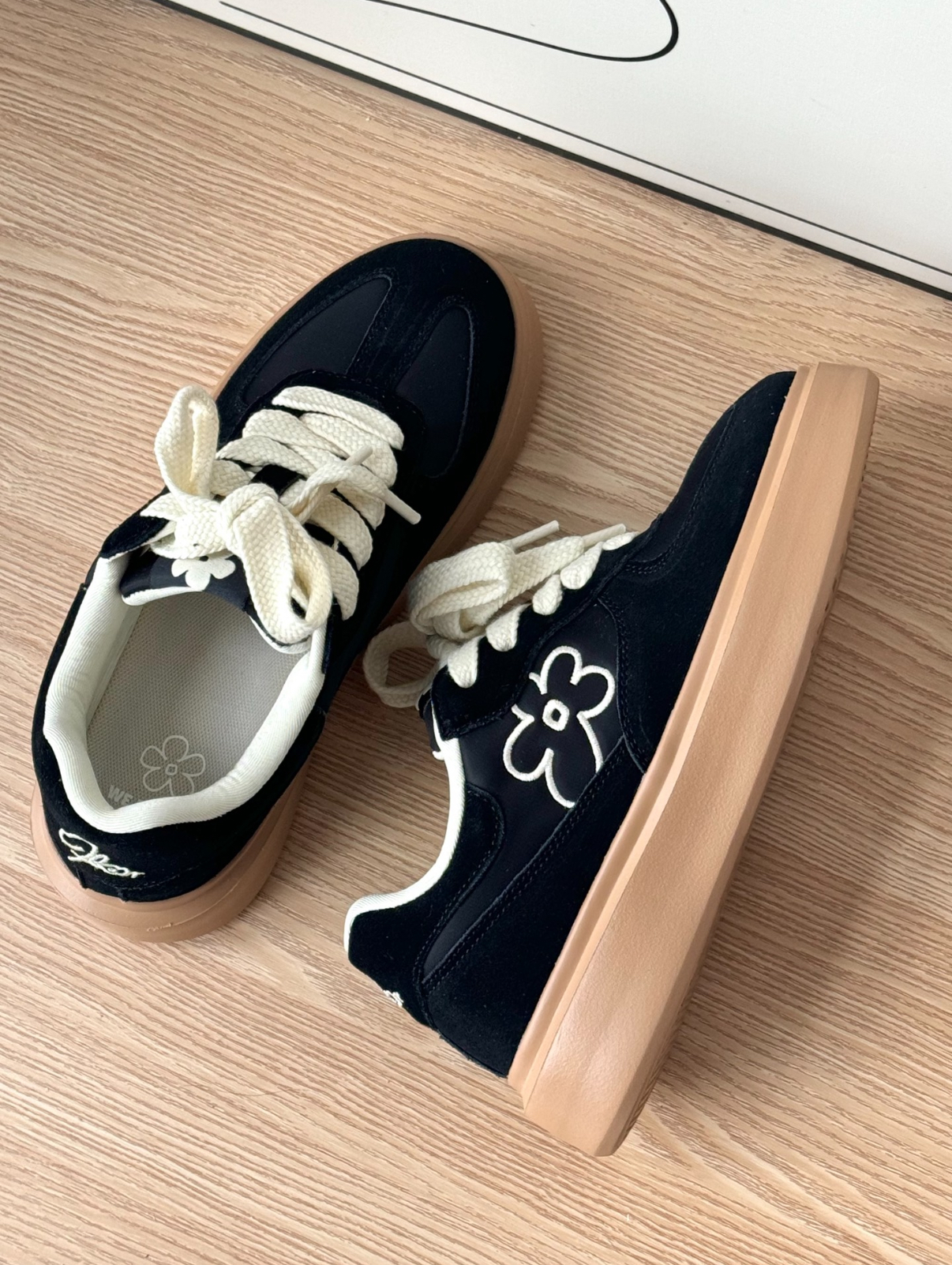 娜小古 x We Flower 小花鞋 解構 毛邊 麂皮 焦糖底 厚底 德訓鞋 經典黑/預購