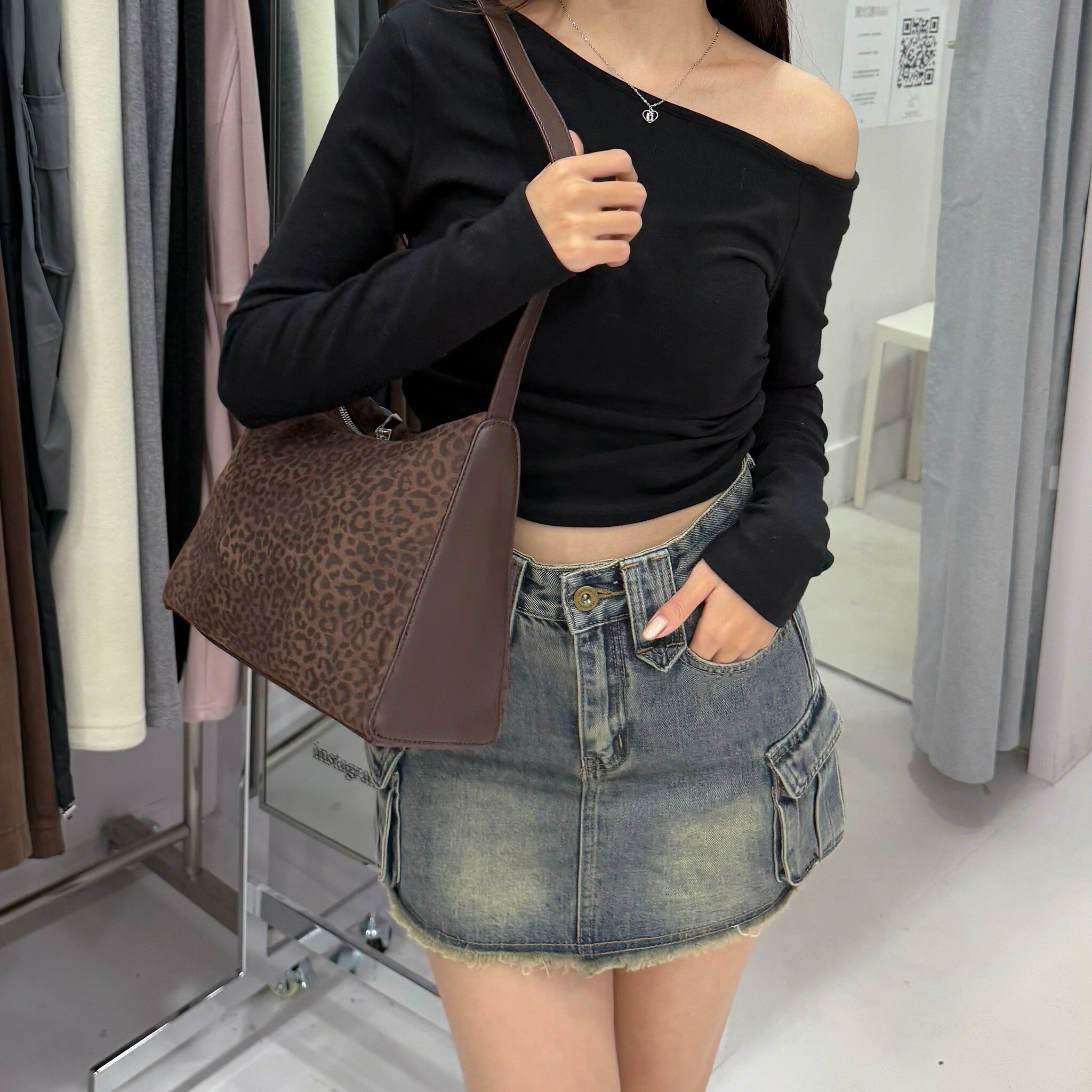 斜領側邊抓皺上衣