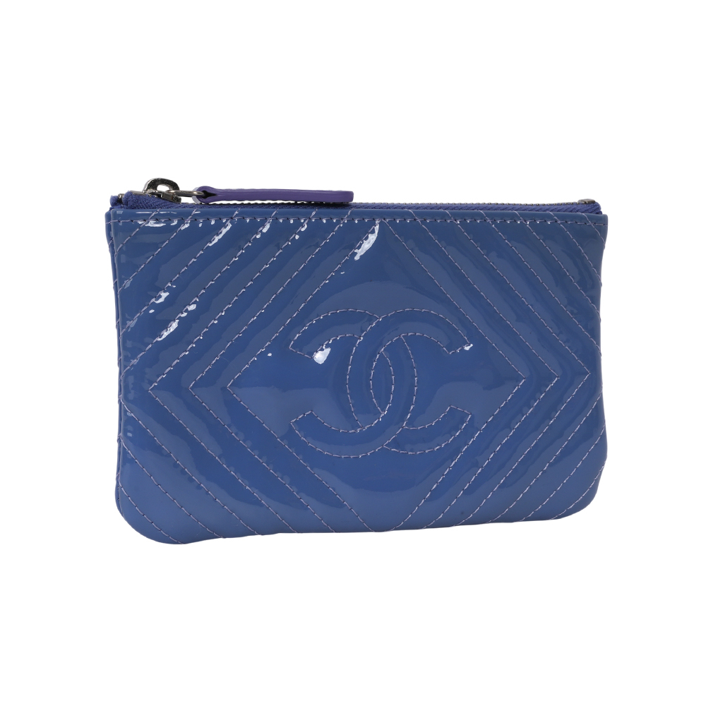 【CHANEL 】CC Logo 菱形縫線漆皮一字型拉鍊零錢包(藍紫色)CH24000045