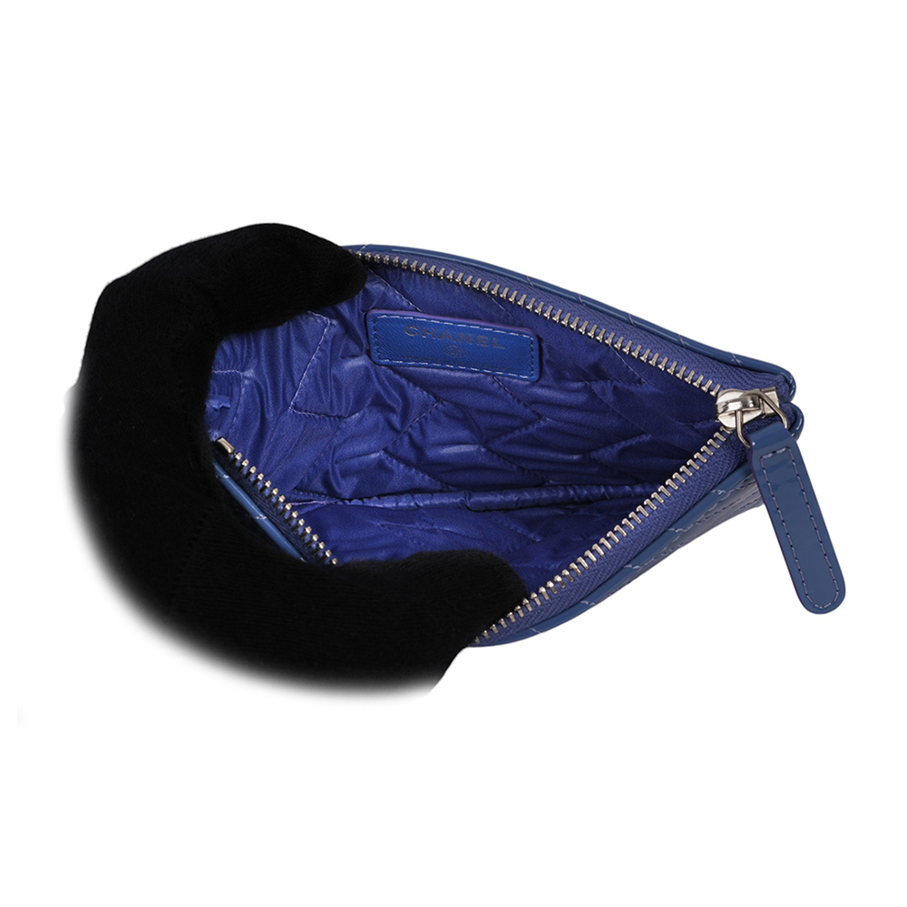 【CHANEL 】CC Logo 菱形縫線漆皮一字型拉鍊零錢包(藍紫色)CH24000045