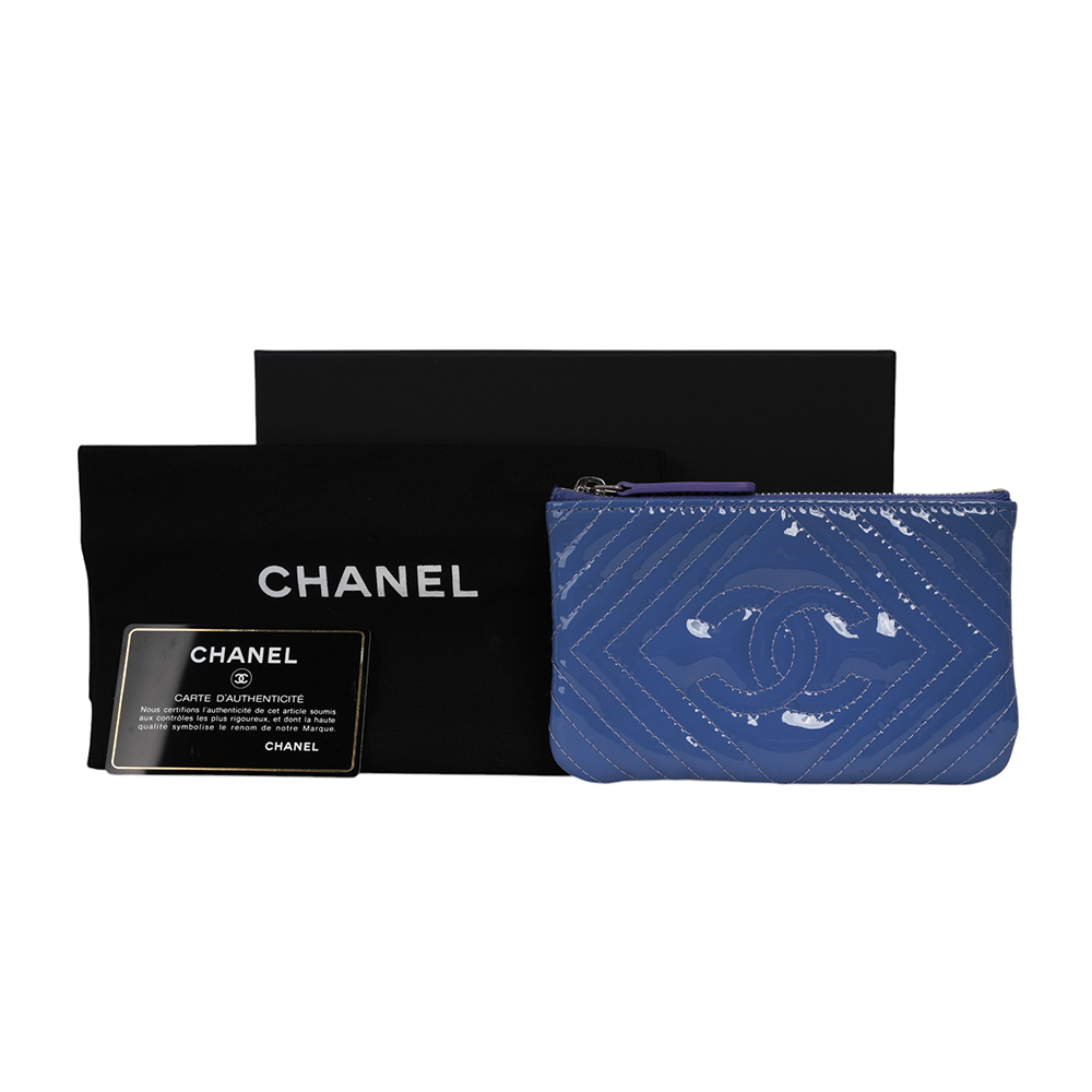 【CHANEL 】CC Logo 菱形縫線漆皮一字型拉鍊零錢包(藍紫色)CH24000045