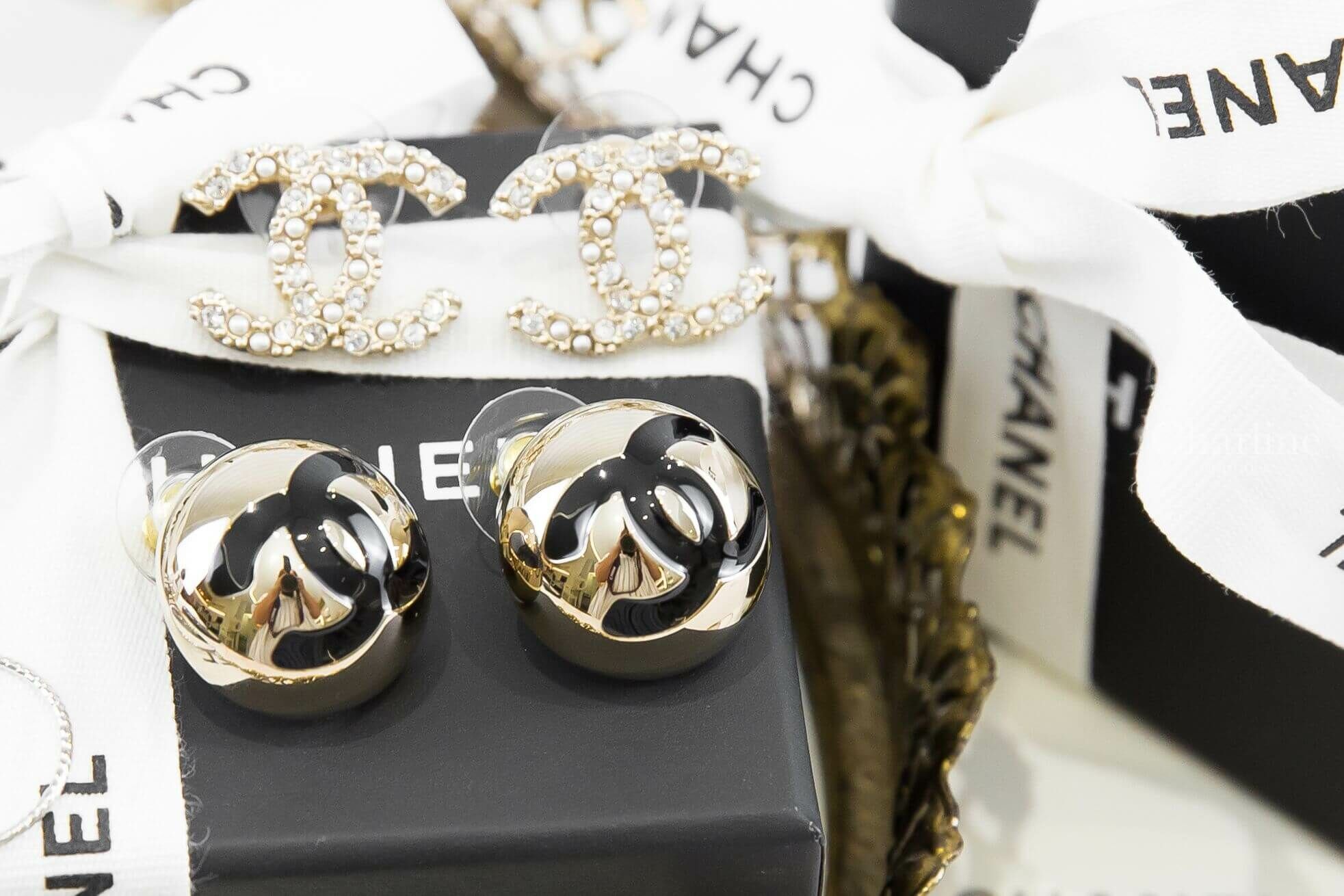 Chanel Stud Earrings 金色大型黑CC金屬豆豆耳環-Charline Boutique 精品代購