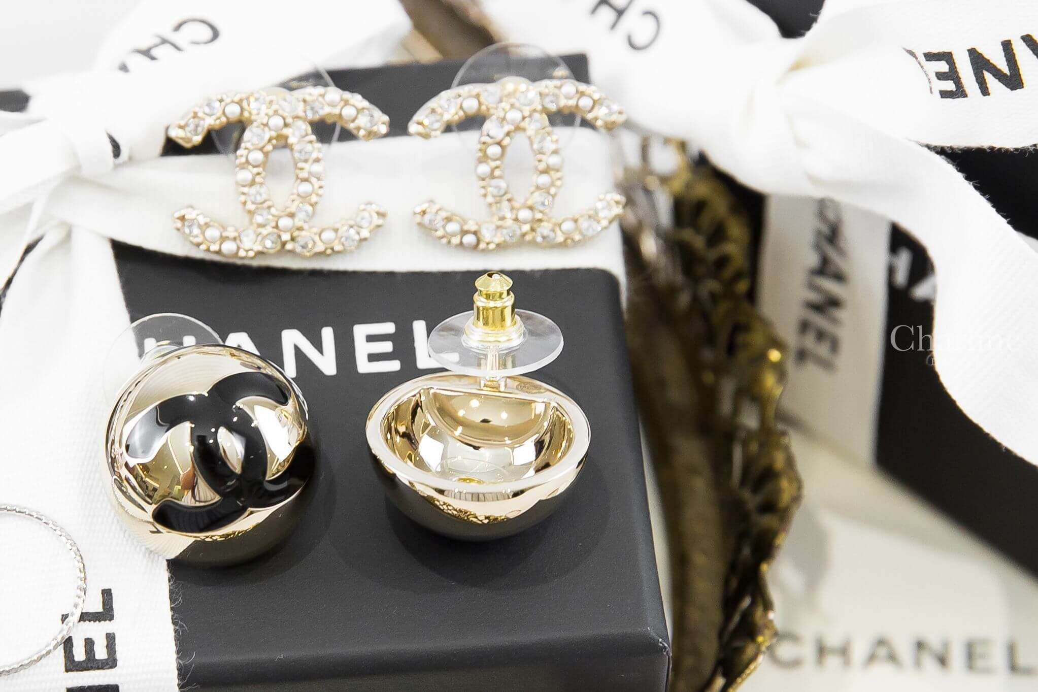 Chanel Stud Earrings 金色大型黑CC金屬豆豆耳環-Charline Boutique 精品代購