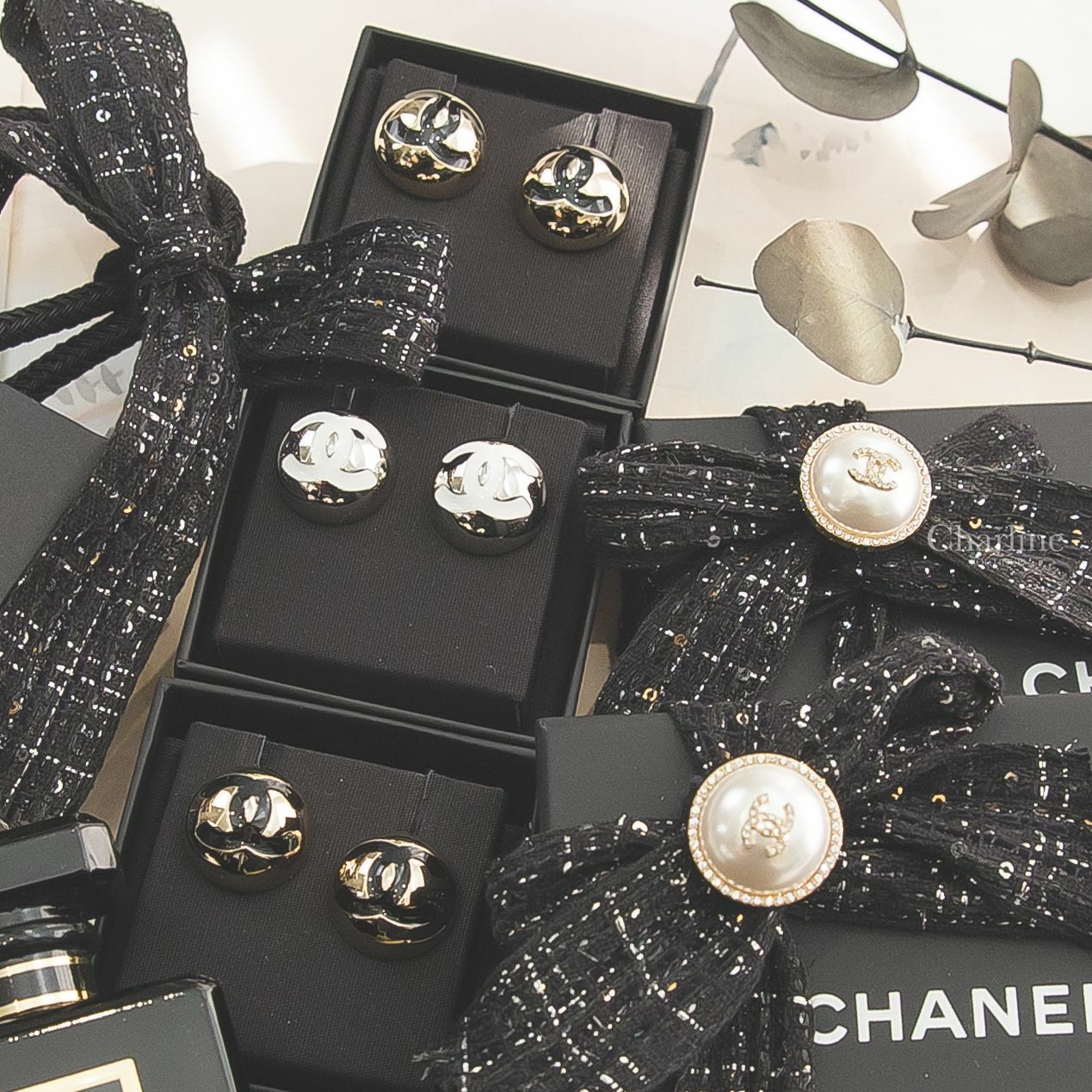 Chanel Stud Earrings 銀色大型白CC金屬豆豆耳環,Chanel Stud Earrings 金色大型黑CC金屬豆豆耳環-Charline Boutique 精品代購