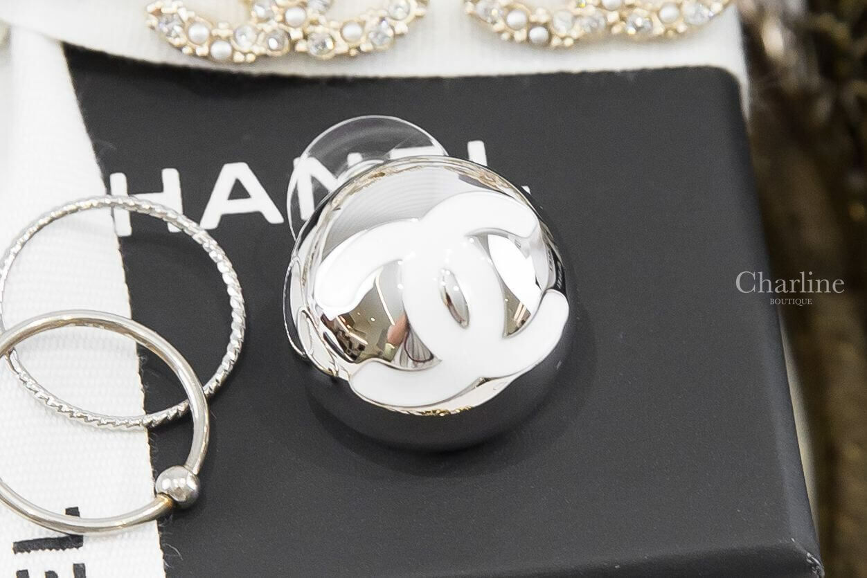 Chanel Stud Earrings 銀色大型白CC金屬豆豆耳環