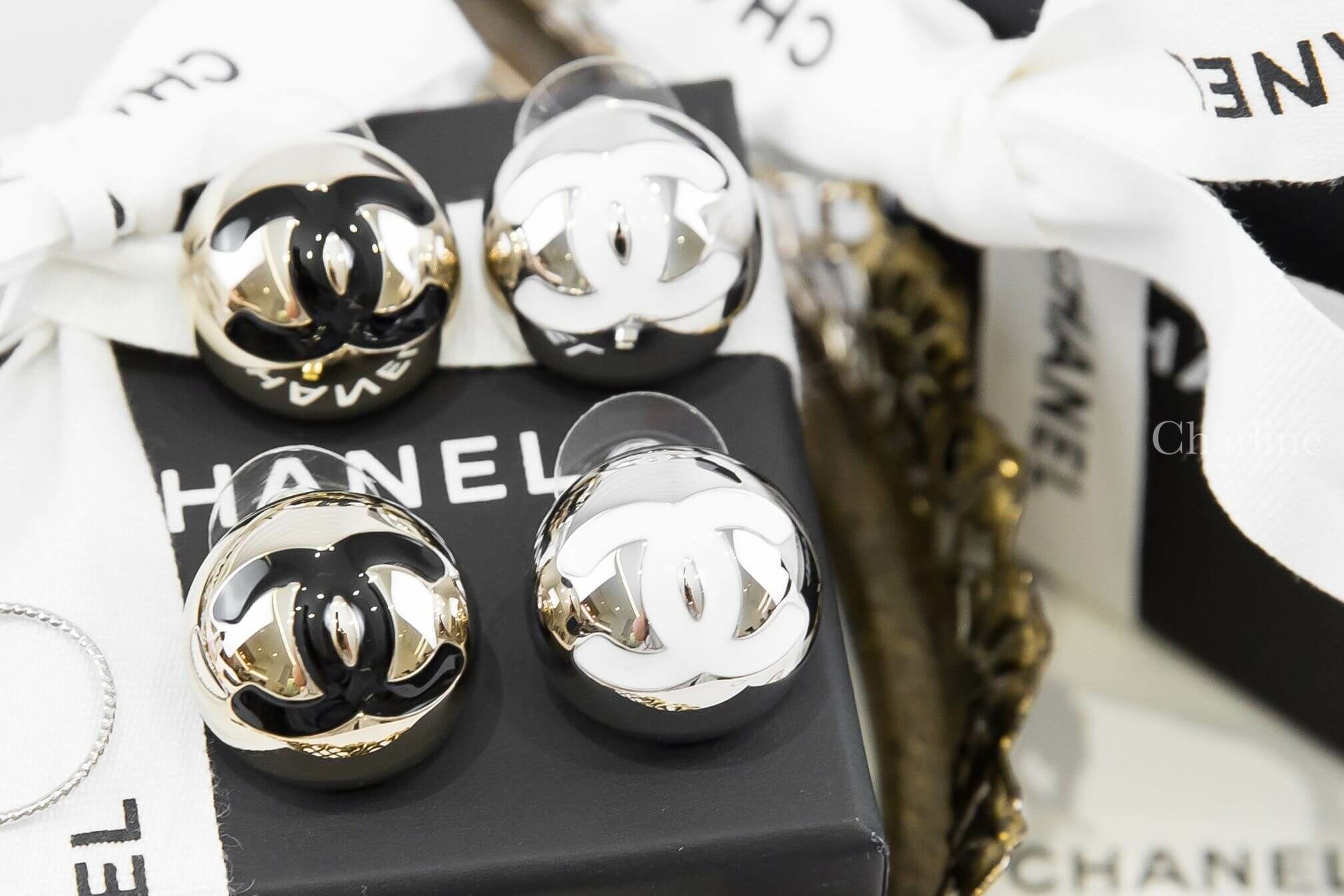 Chanel Stud Earrings 銀色大型白CC金屬豆豆耳環,Chanel Stud Earrings 金色大型黑CC金屬豆豆耳環-Charline Boutique 精品代購