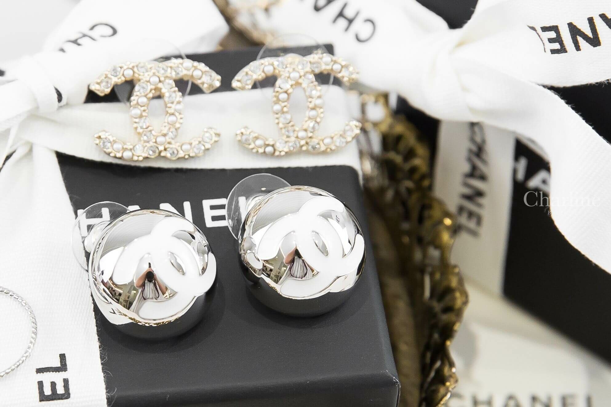 Chanel Stud Earrings 銀色大型白CC金屬豆豆耳環-Charline Boutique 精品代購