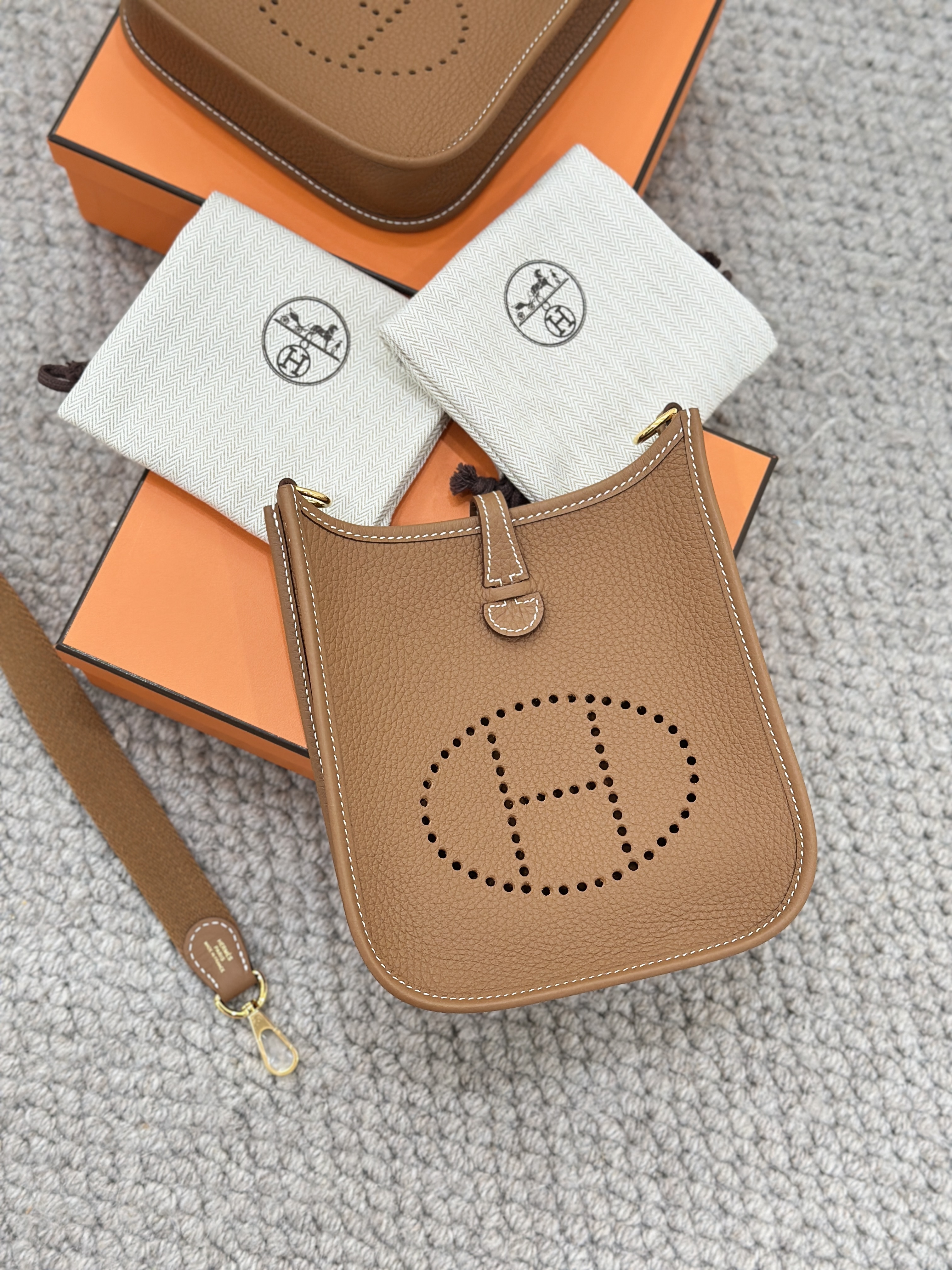 HERMES Mini Evelyne 16 Amazone Bag