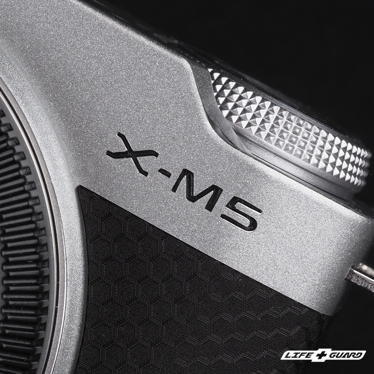 FUJIFILM X-M5 貼膜質感特寫，LIFE+GUARD 設計風格