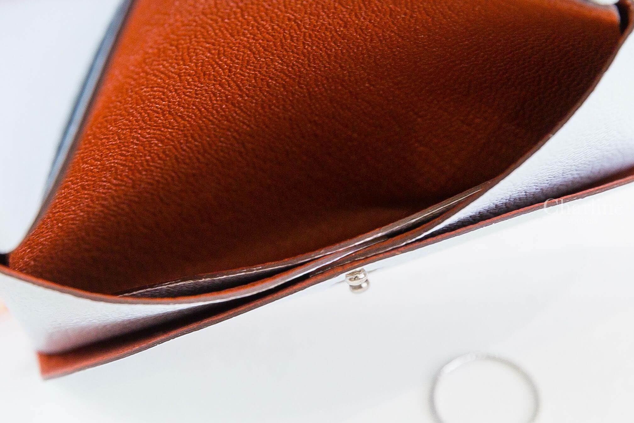 Hermès Calvi Duo Compact Verso Card Holder 霧藜藍拼南瓜色內裡山羊皮信封釦式零錢袋卡片夾-Charline Boutique 精品代購