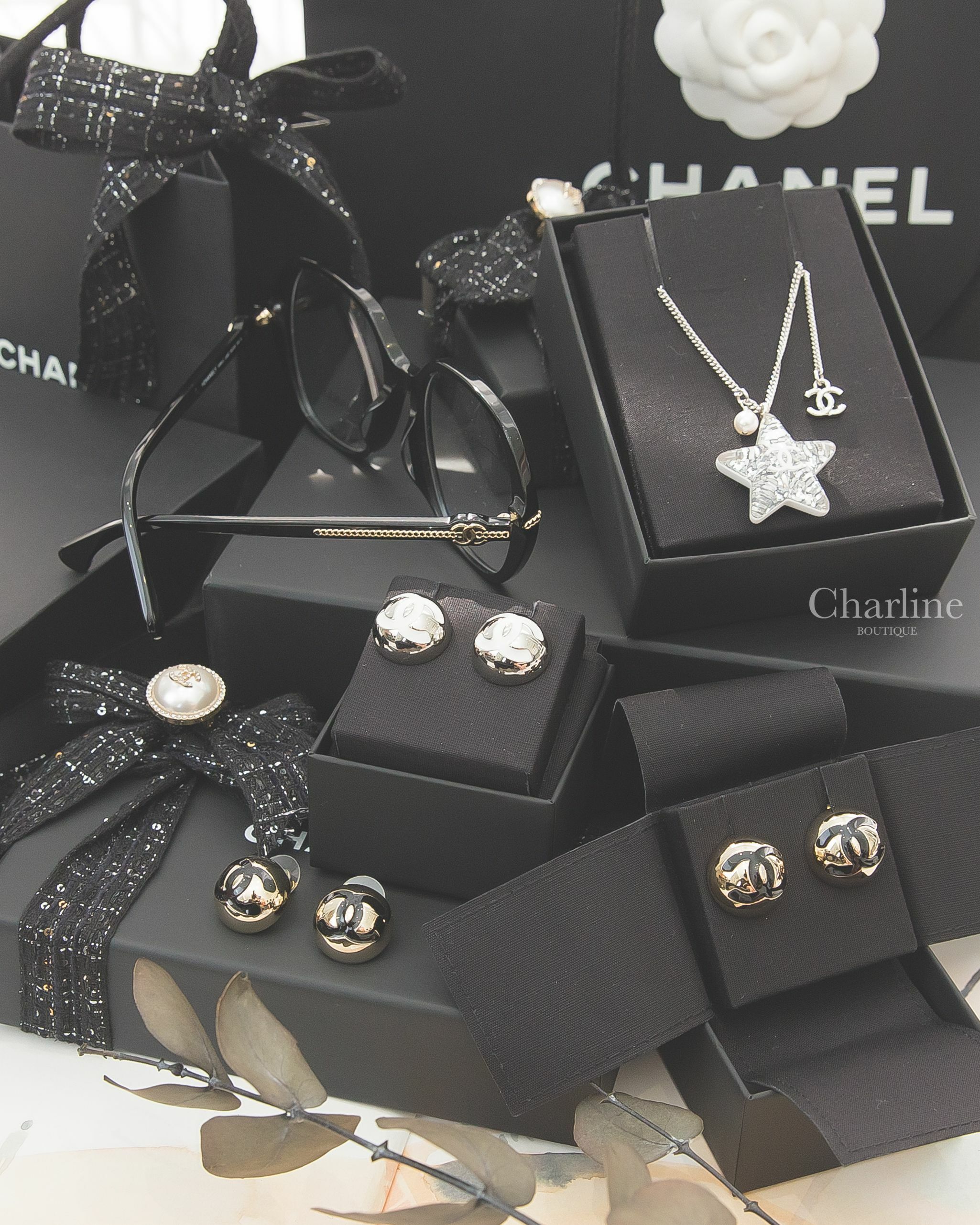 Chanel 白CC銀色亮片/銀色CC白星星單顆珍珠垂墜項鍊,銀色大型白CC金屬豆豆耳環,金色大型黑CC金屬豆豆耳環,黑色方框側邊金CC金鍊平光眼鏡-Charline Boutique 精品代購