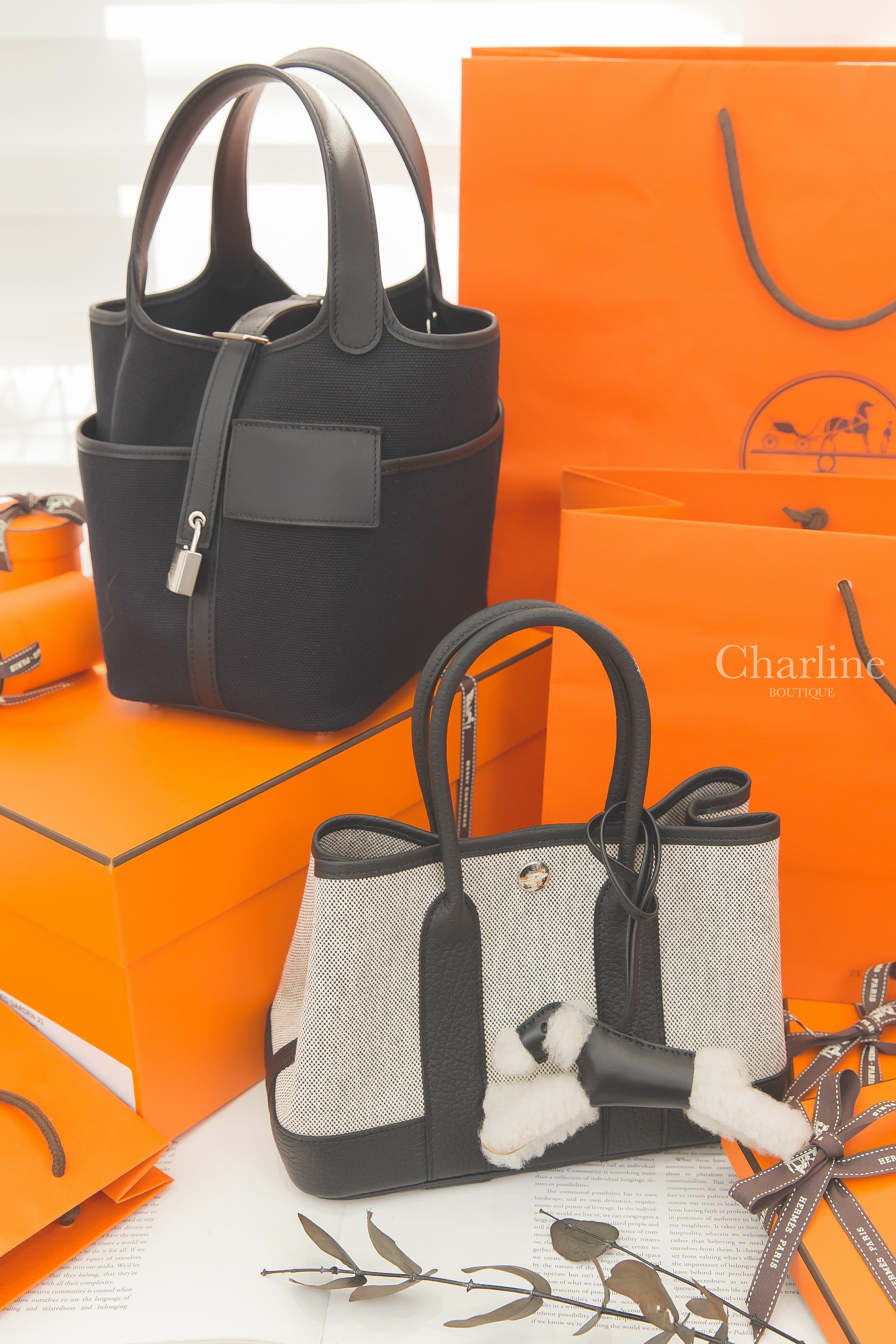 Hermès Neo Garden Party 米灰色帆布拼黑色迷你皮革手提包,Hermès Picotin 18 Pocket Bag 黑色牛皮銀釦,Hermès Budy 黑色羊毛獵狐梗犬吊飾-Charline Boutique 精品代購