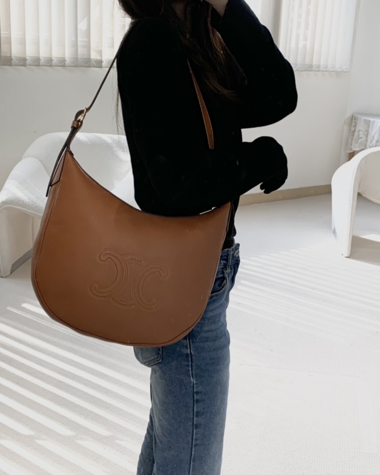 CELINE MEDIUM HELOÏSE BAG CUIR TRIOMPHE in supple calfskin