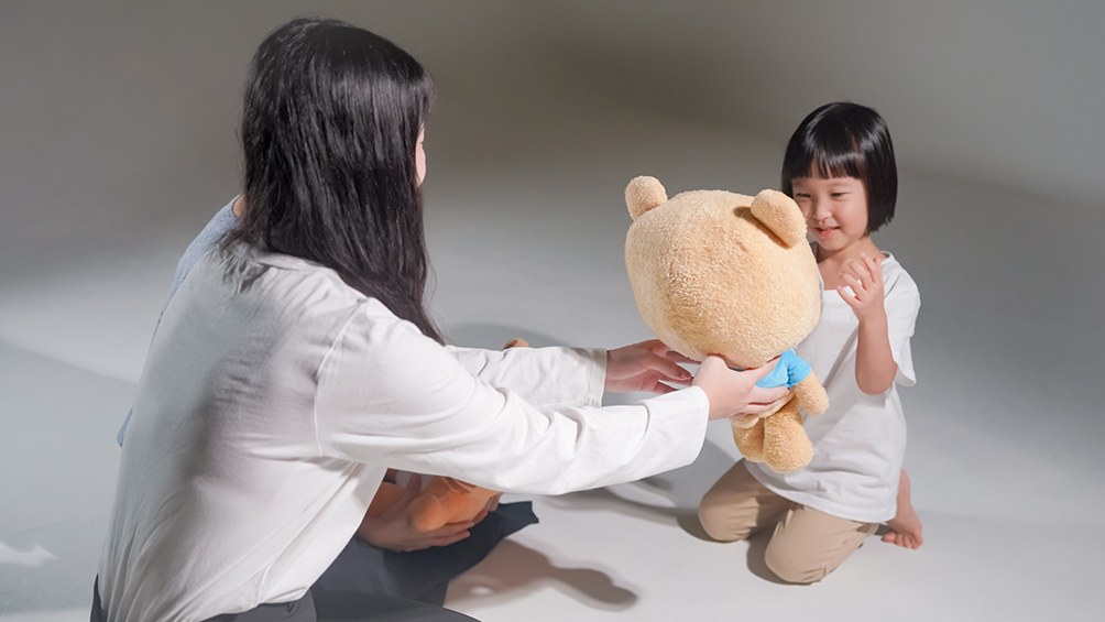 女孩開心的看著小熊