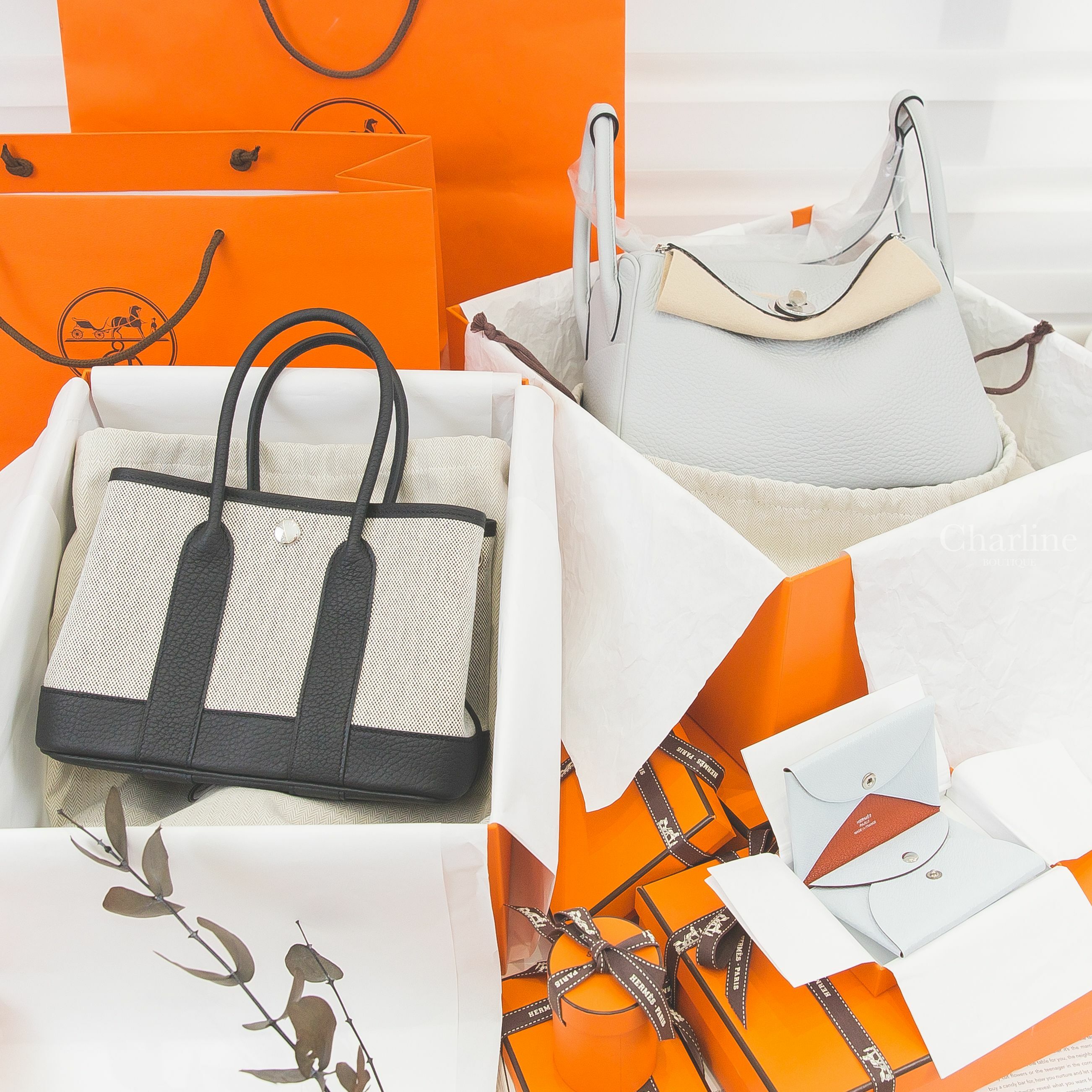 Hermès Calvi Duo 霧藜藍拼南瓜色內裡山羊皮,Hermès Lindy 26cm 08 聖杯藍銀釦,Hermès Neo Garden Party 23cm 米灰帆布拼黑色迷你皮革-Charline Boutique 精品代購
