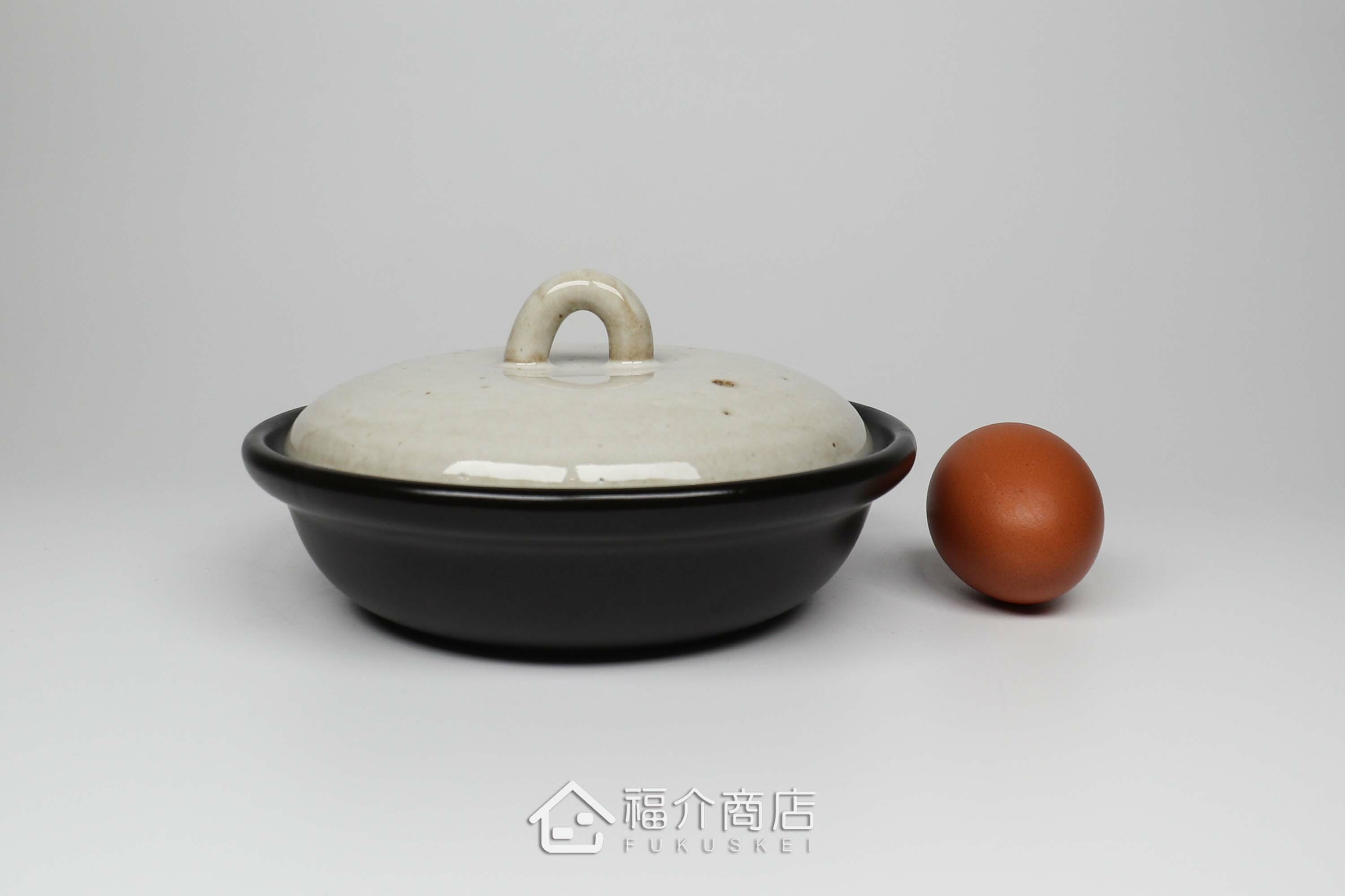 用來烹煮起司鍋的淺型陶鍋，鍋型較小較淺約300ml與土雞蛋