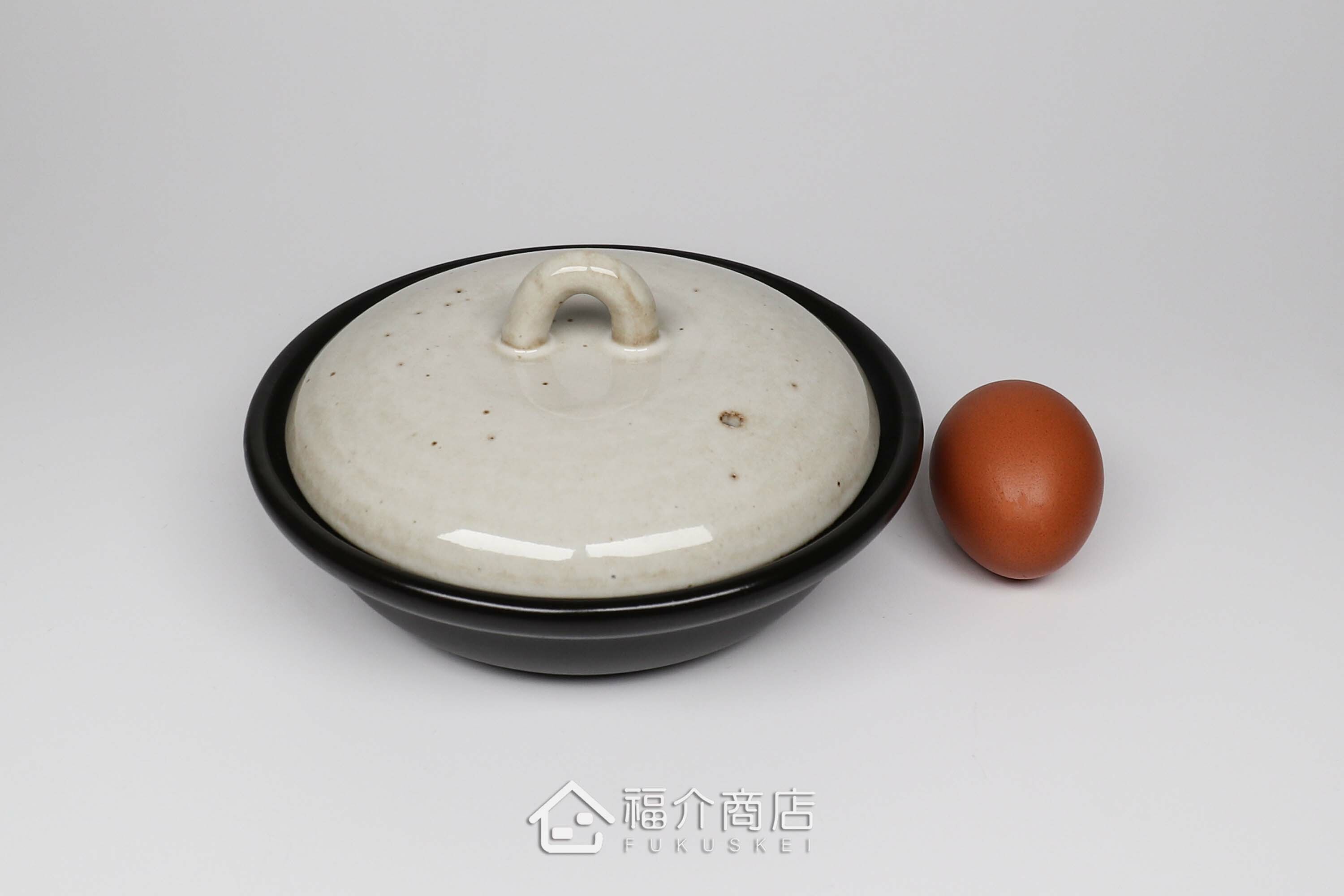 用來烹煮起司鍋的淺型陶鍋，鍋型較小較淺約300ml與土雞蛋