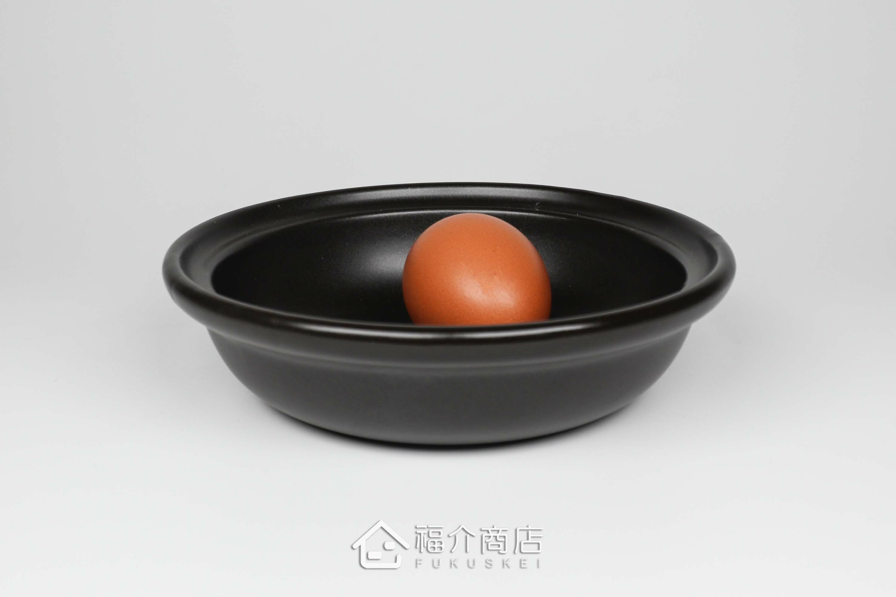 用來烹煮起司鍋的淺型小陶鍋與土雞蛋