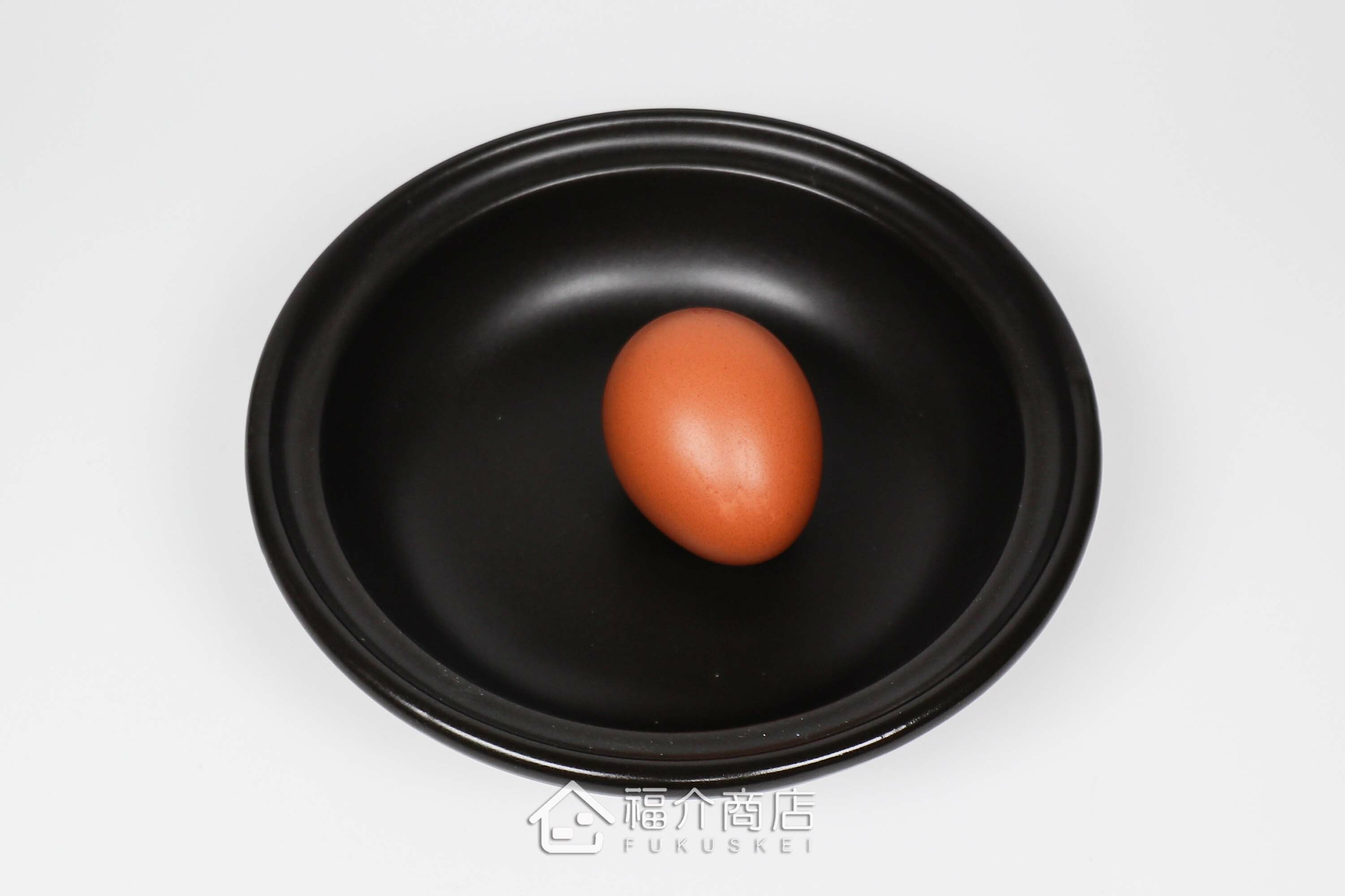 用來烹煮起司鍋的淺型陶鍋，鍋型較小較淺約300ml與土雞蛋