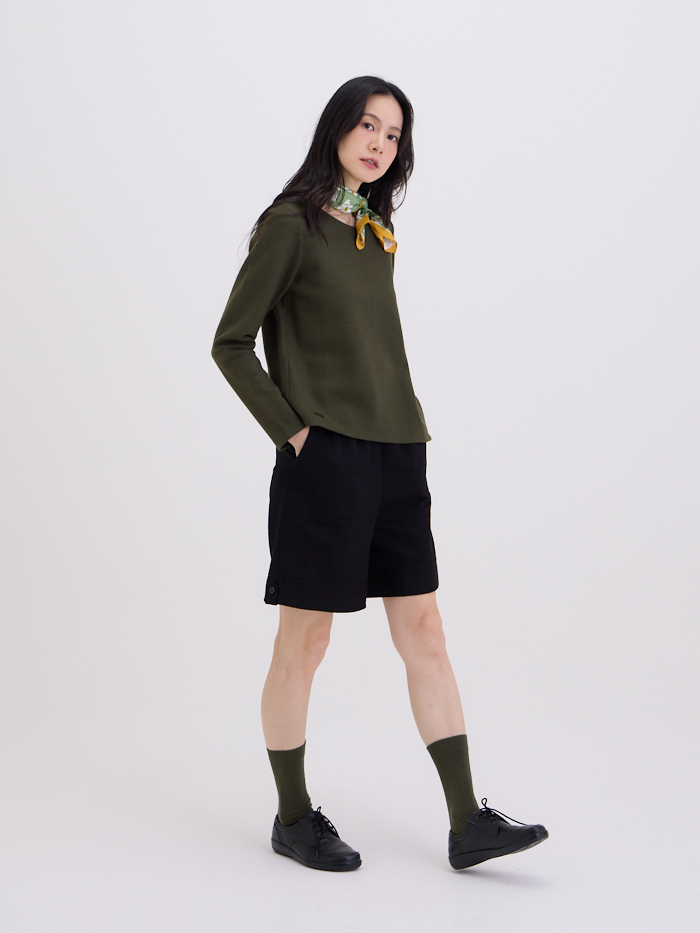 花紗圓領不對襯開岔長袖上衣-軍綠