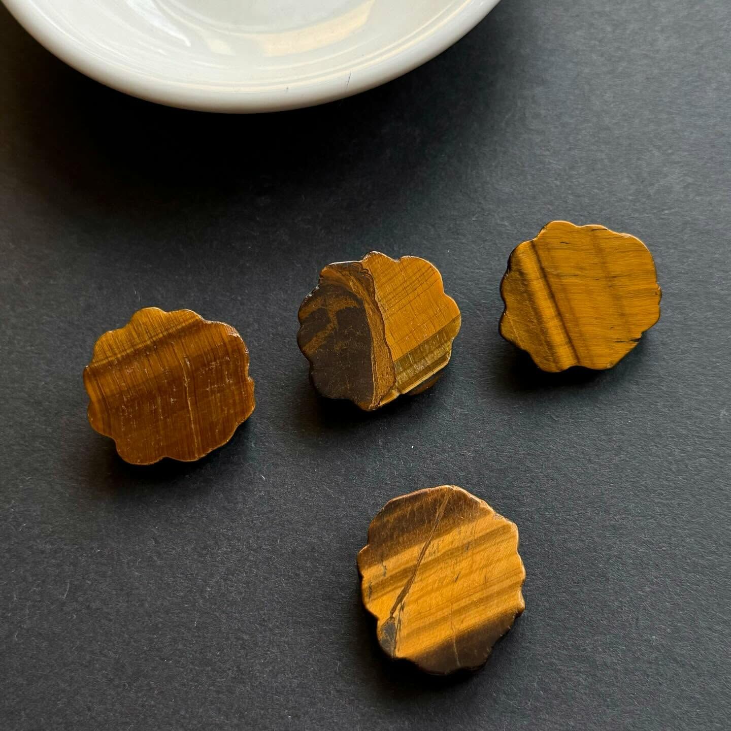 [原石] 黃虎眼石 九尾狐 雕刻件