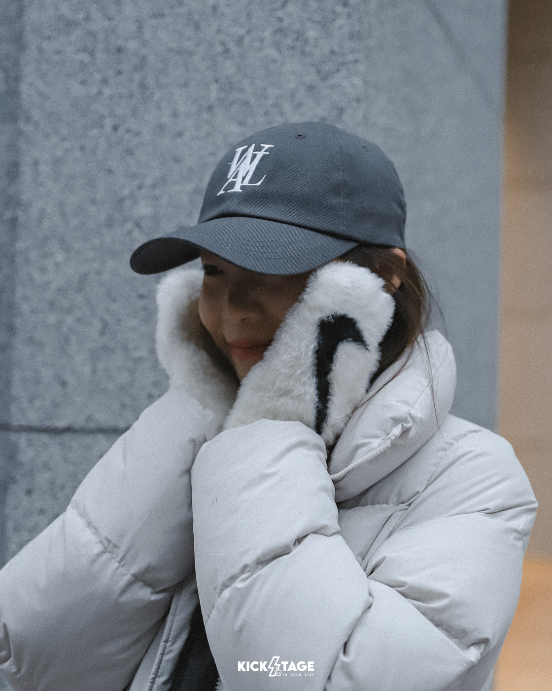 NIKE PLUSH KNIT MITTENS 黑色 白色 大勾 毛絨 保暖 連指手套【N1008868】