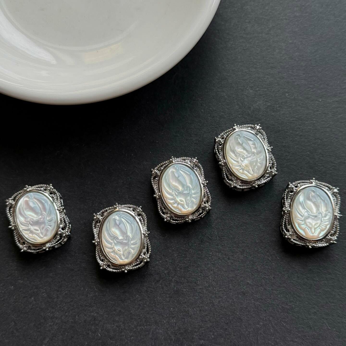 [原石] 白母貝 九尾狐 通孔配件