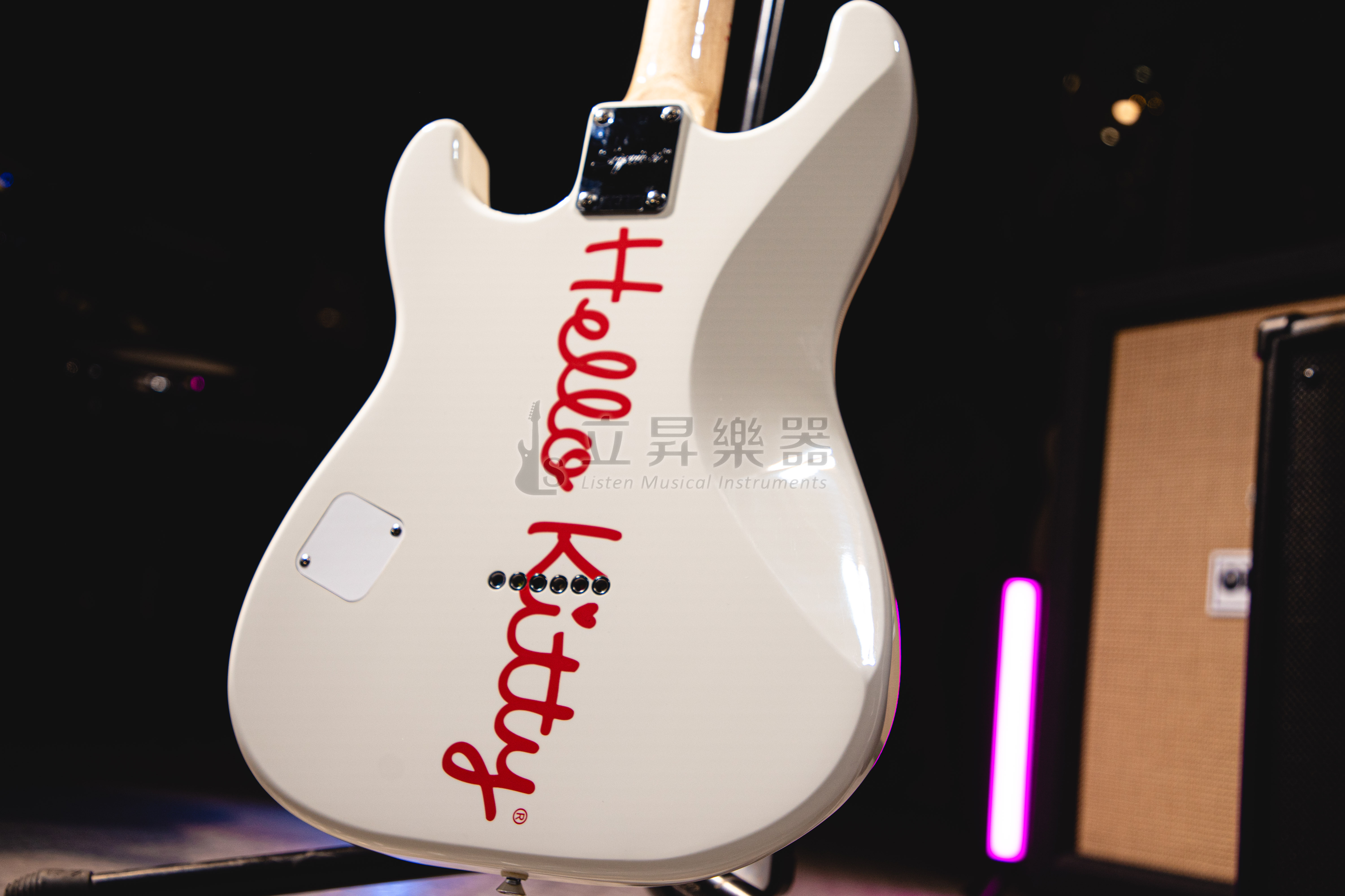 ギター Fender Hello Kitty White Stratocaster Fender Hello Kitty Stratocaster: 50 years of the cartoon cat