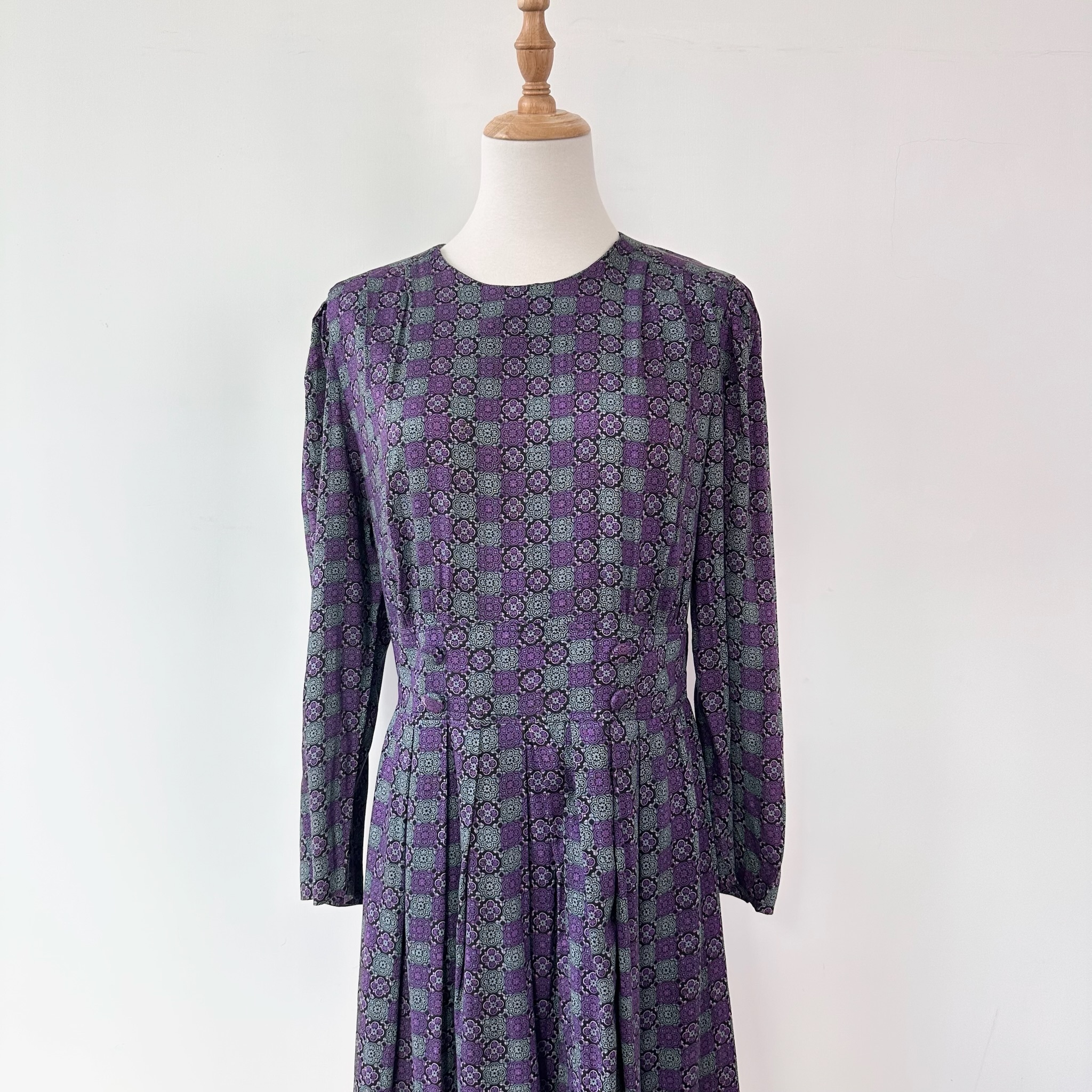 灰色及紫色花瓷磚古着連身裙