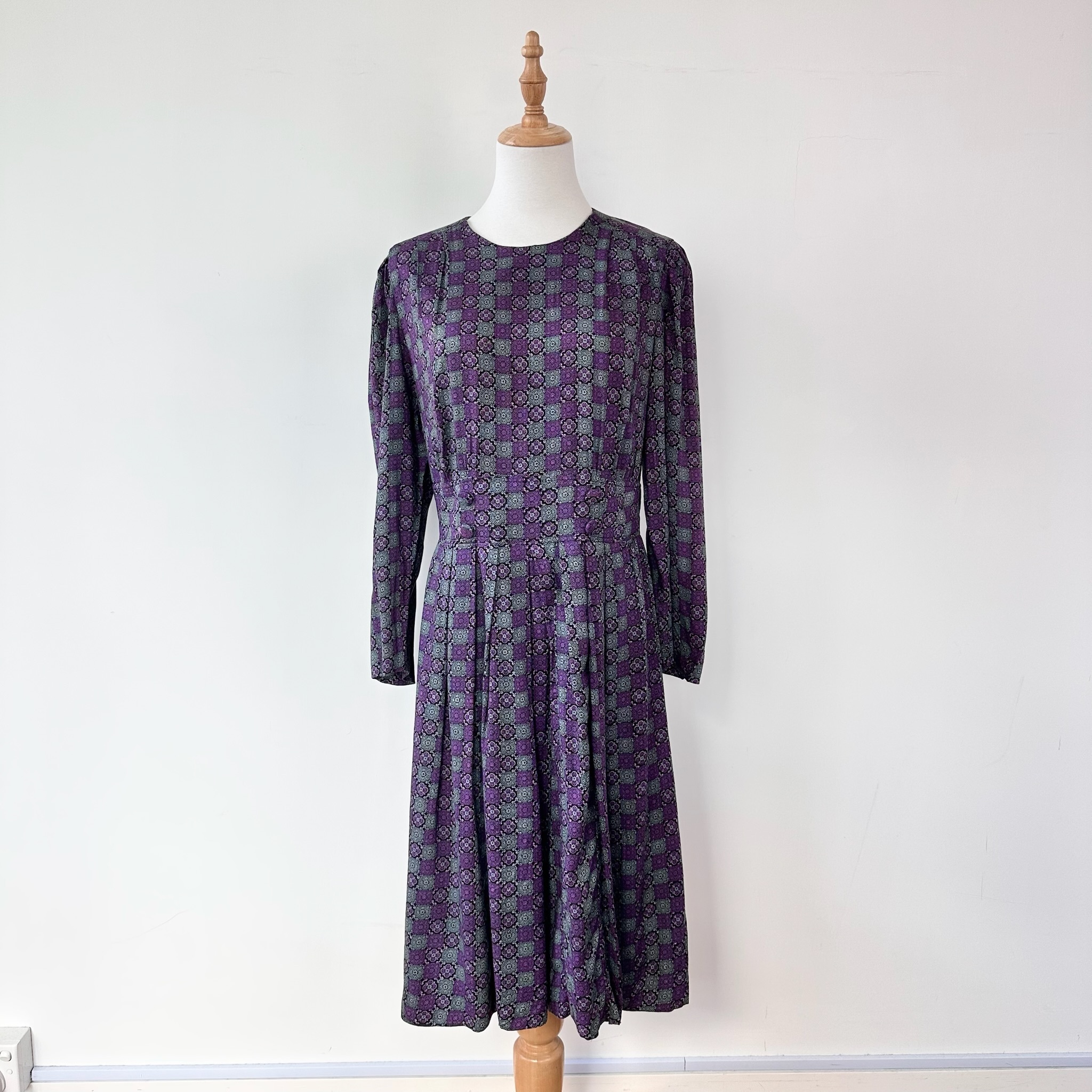 灰色及紫色花瓷磚古着連身裙