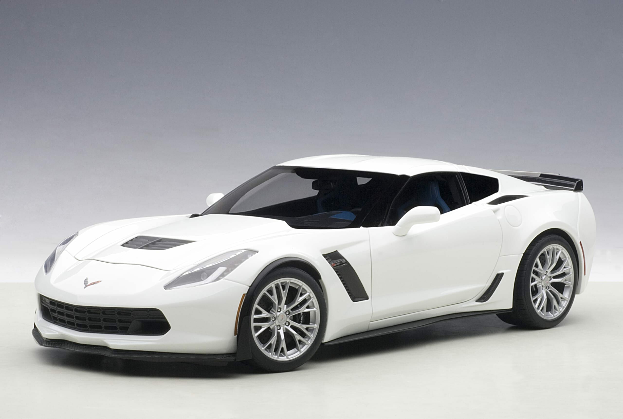 1/18 AUTOART Chevrolet Corvette C7 Z06 (Artic White) (71261)