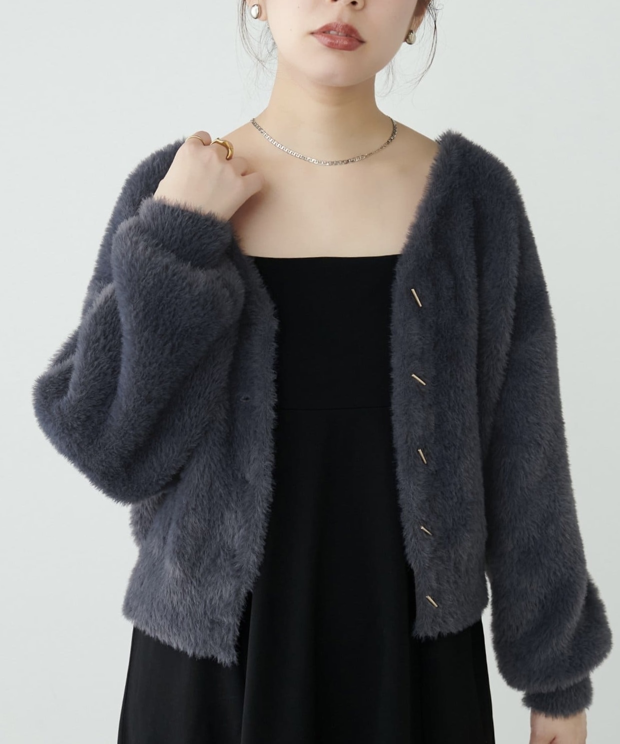 natural couture(ナチュラルクチュール)  バー釦シャギーカーデ炭灰（0342050720）