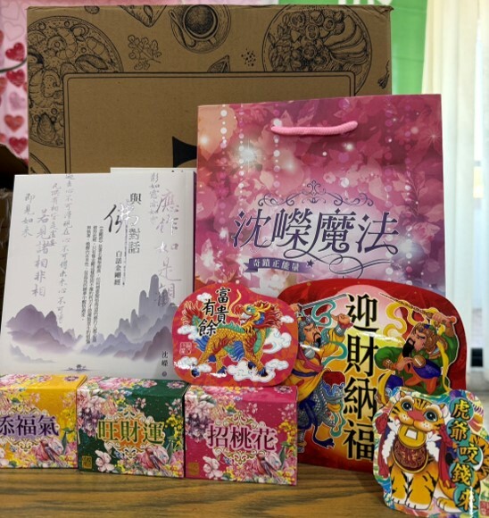 士林總會｜沈嶸魔法精油香皂組-內含香皂x1、書籍x1、貼紙x1、紙袋x1(隨機出貨)