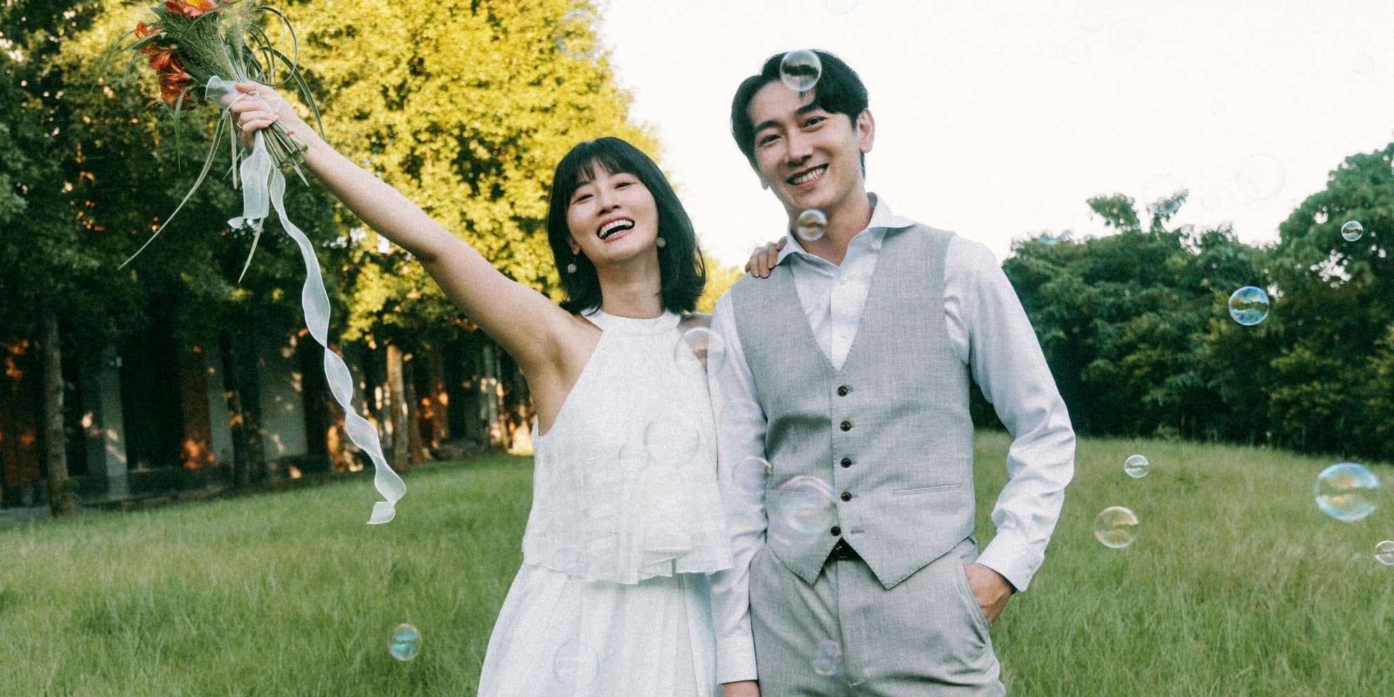 藝人施名帥與老婆的婚禮西裝照