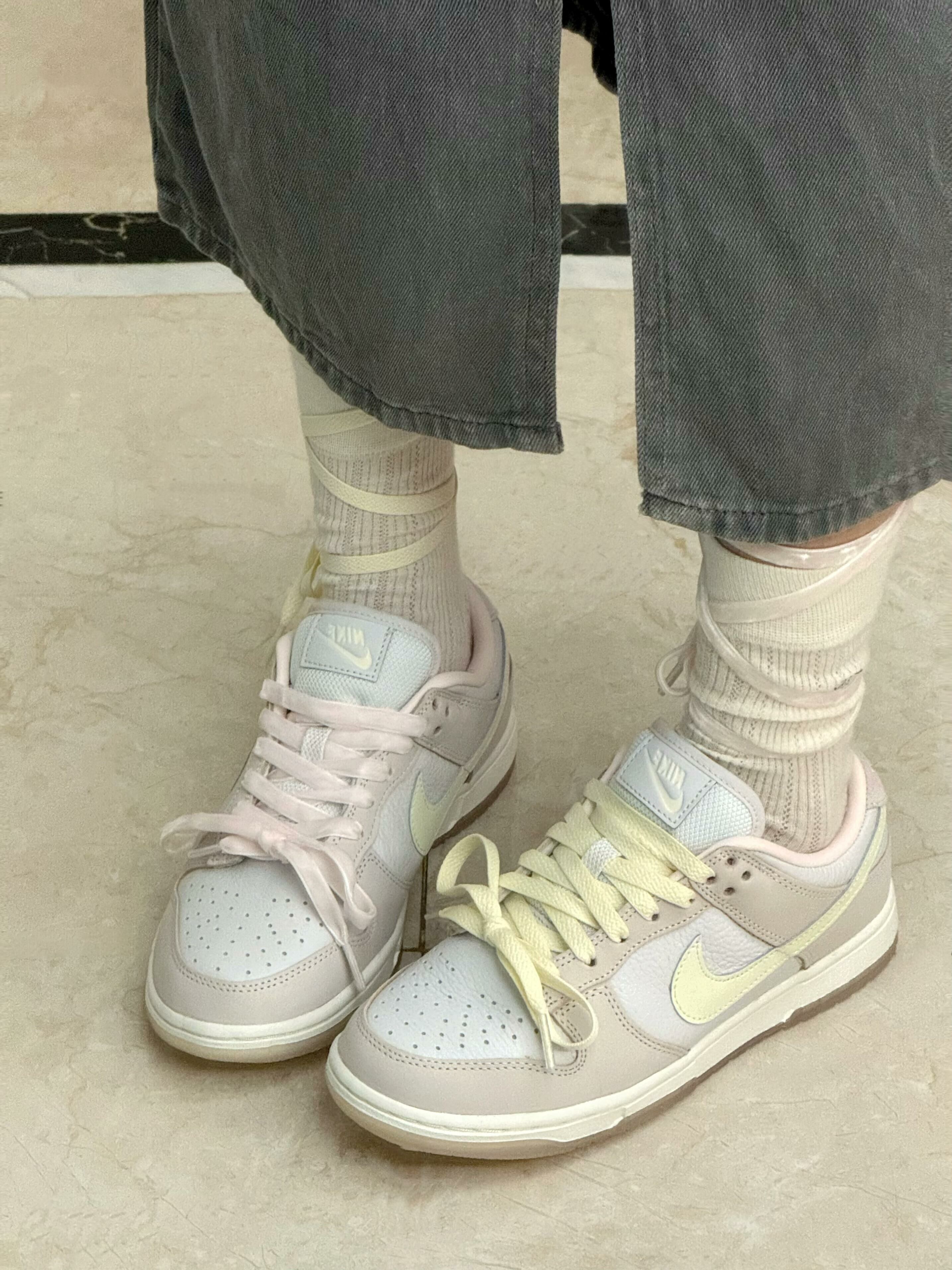 Nike Dunk Low 草莓奶昔 淺粉色黃勾勾 麂皮 荔枝皮 絨面鞋帶 蝴蝶結 女款 FB7910-601/預購