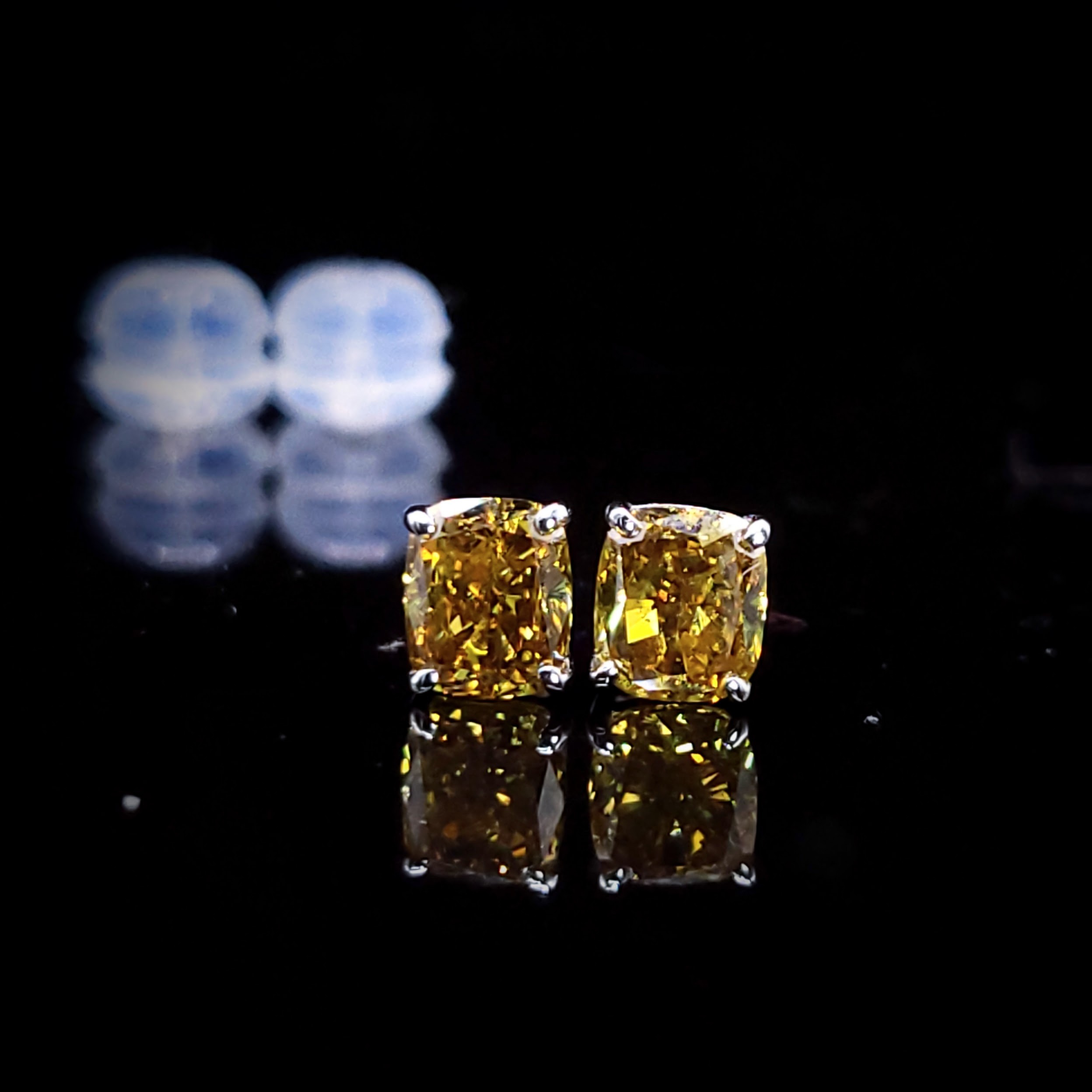 全新18K白金【主石82份方形彩黃鑽】耳環