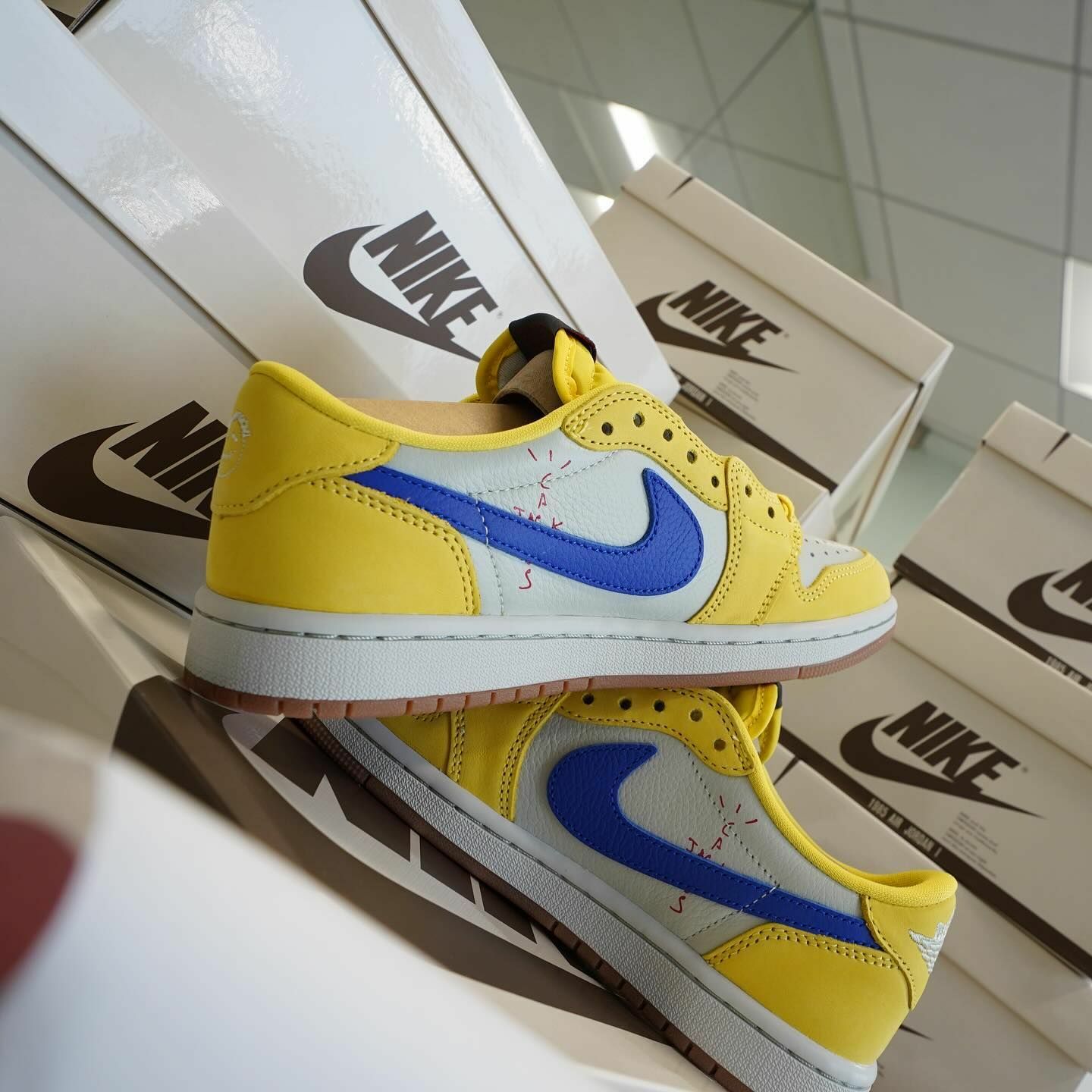 <現貨+預購 > WMNS AIR JORDAN 1 LOW OG TRAVIS SCOTT CANARY 倒勾 低筒 休閒鞋 黃藍 DZ4137-700