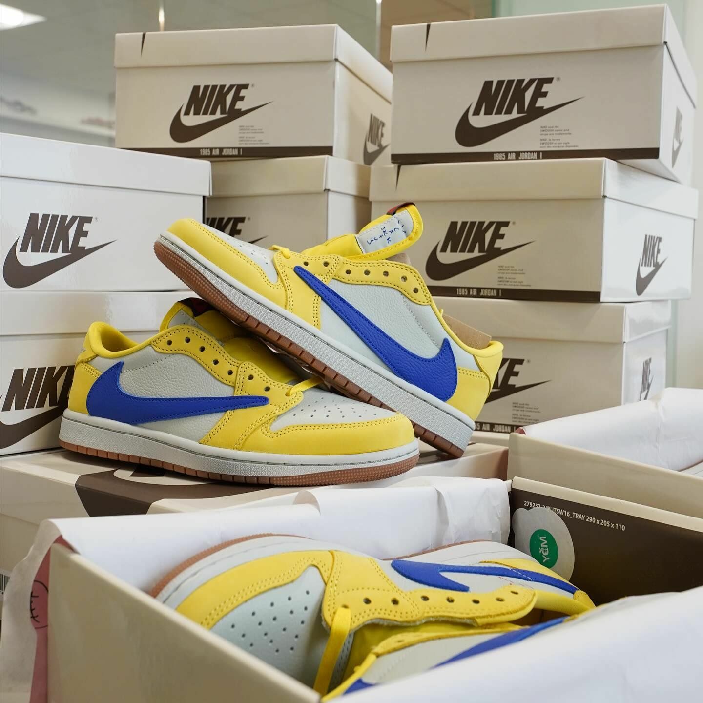 <現貨+預購 > WMNS AIR JORDAN 1 LOW OG TRAVIS SCOTT CANARY 倒勾 低筒 休閒鞋 黃藍 DZ4137-700