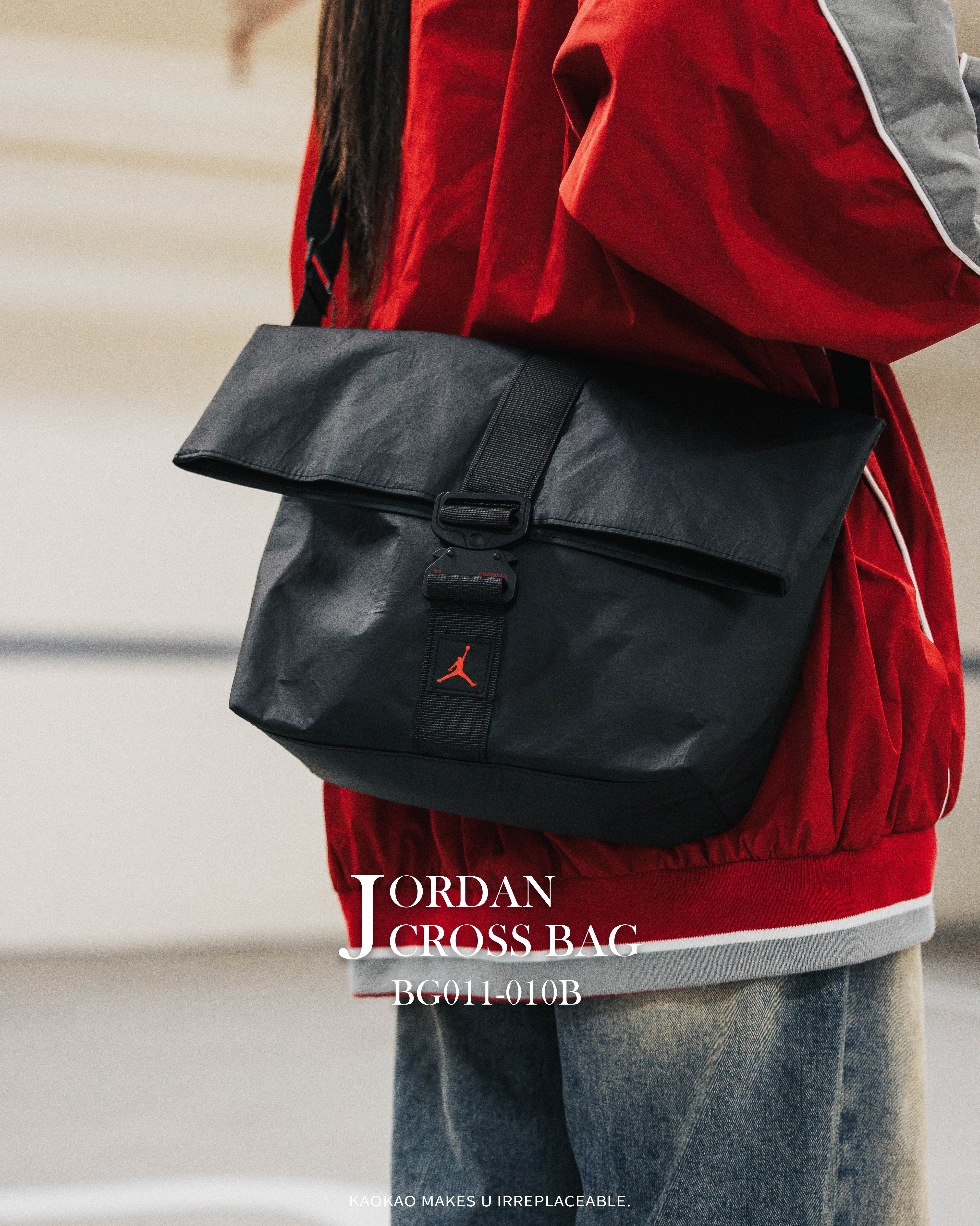 JORDAN 店鋪限定 類杜邦紙 運動斜背包 黑